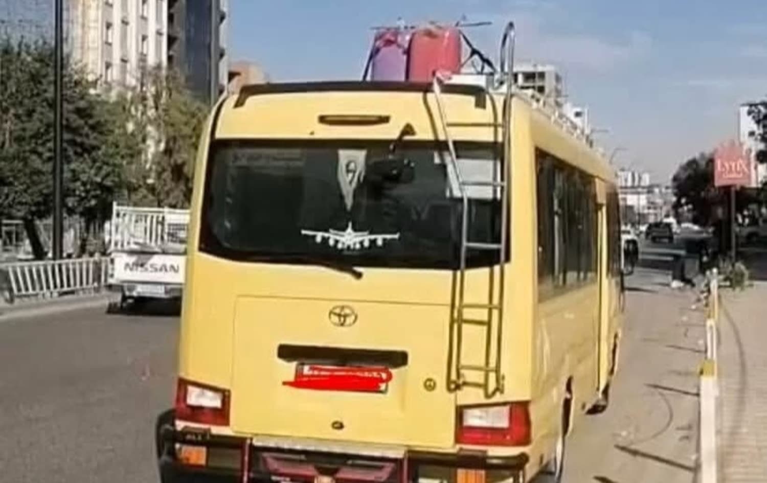 ئۆتۆمبێلێک کە بەنزین بە دەبە هەڵگرتووە. وێنە: سۆشیاڵ میدیا