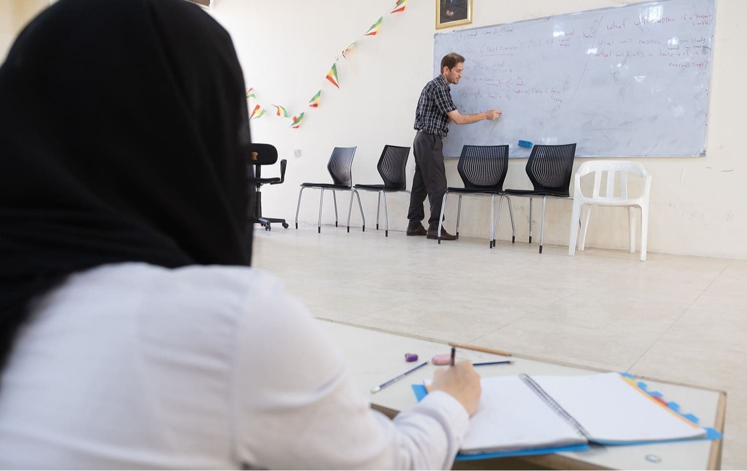 مامۆستایەک لەکاتی وانەگوتنەوەدا، وێنە: بڵند تاهیر - رووداو