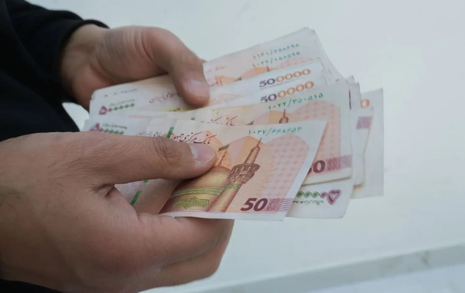 الدولار يعادل نحو 153 ألف تومان