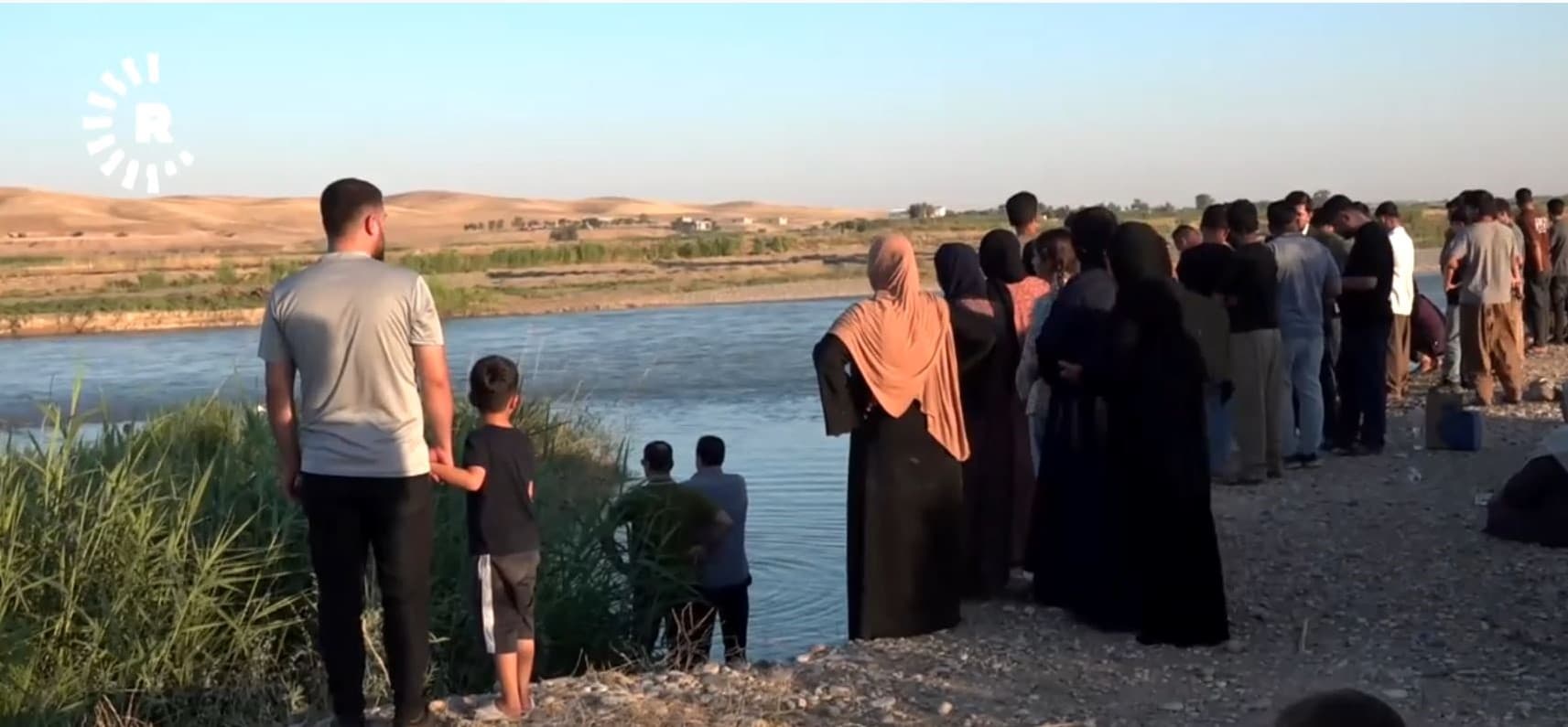 تجمع بعض الأهالي على نهر سيروان