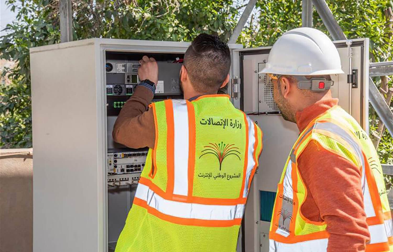 Iraqi communications ministry workers maintaining an internet tower. File Photo: Earthlink