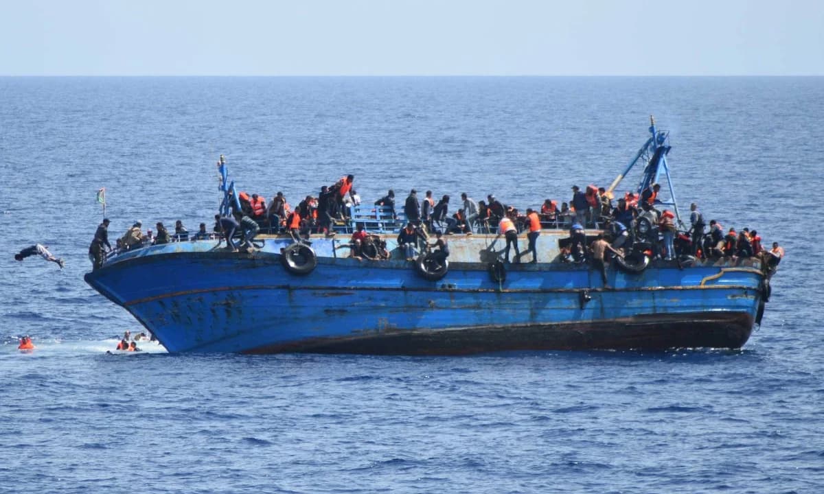 بەلەمێک لەنیوان لیبیا و ئیتاڵیا خەریکە نقووم دەبێت. وێنەکە بۆ روونکردنەوەی هەواڵەکەیە: AA/ئەرشیڤ