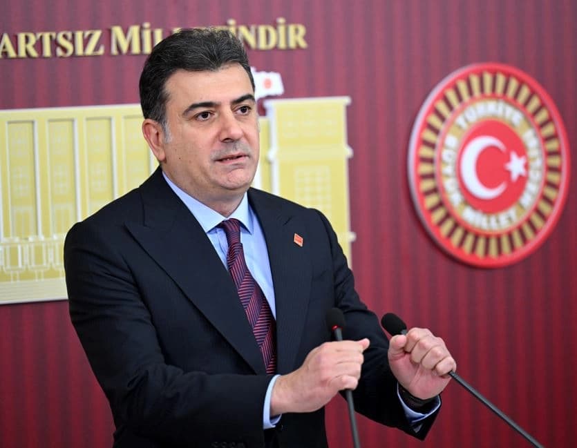 CHP İstanbul Milletvekili Zeynel Emre, Meclis'te düzenlediği basın toplantısında açıklamalarda bulundu. / Foto: AA