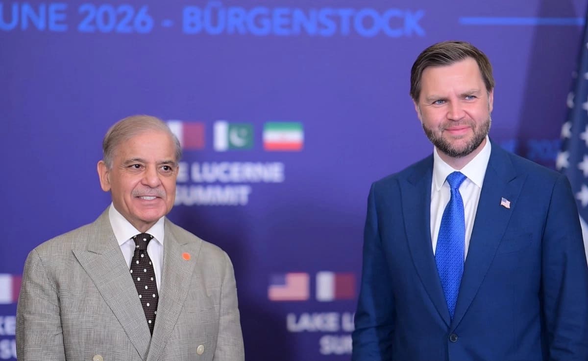 Pakistan Başbakanı Şahbaz Şerif (solda), İsviçre'nin Bürgenstock kentinde ABD Başkan Yardımcısı JD Vance (sağda) ile bir araya gelmişt. / Foto: AA