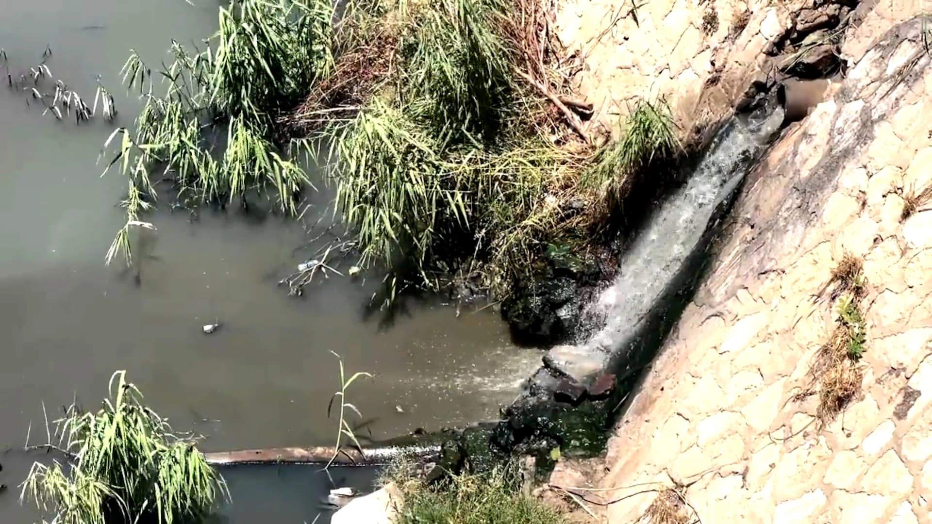 A sewage pipe releasing waste water into the Tigris river in Baghdad. Photo: Rudaw/screengrab