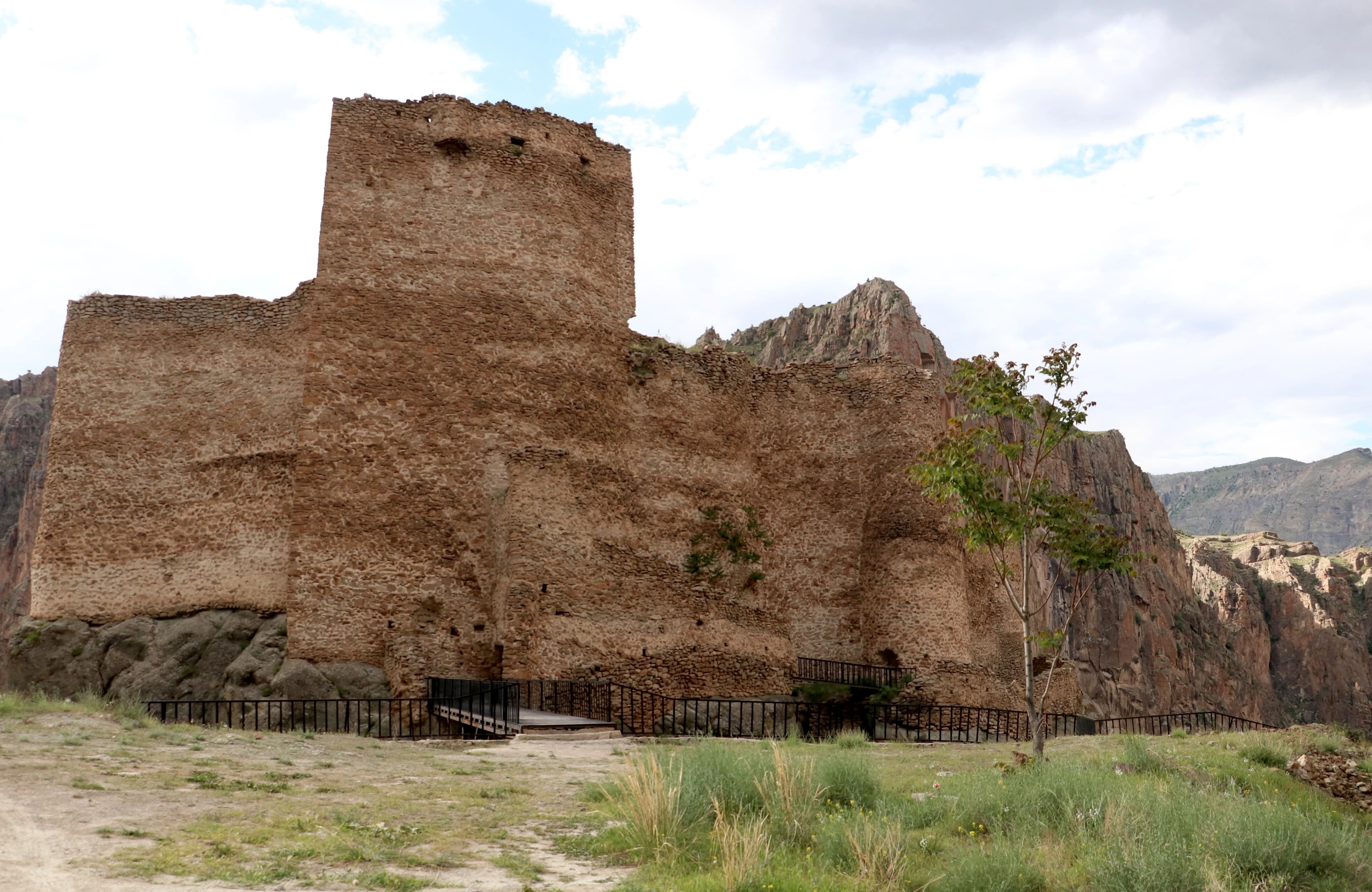 Erzurum'un Uzundere ilçesindeki tarihi Öşvank Kilisesi ve Engüzekkapı Kalesi, restorasyon ve çevre düzenlemeleriyle turizme kazandırılmayı bekliyor. / AA