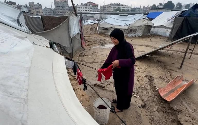 سيدة فلسطينية في المخيمات
