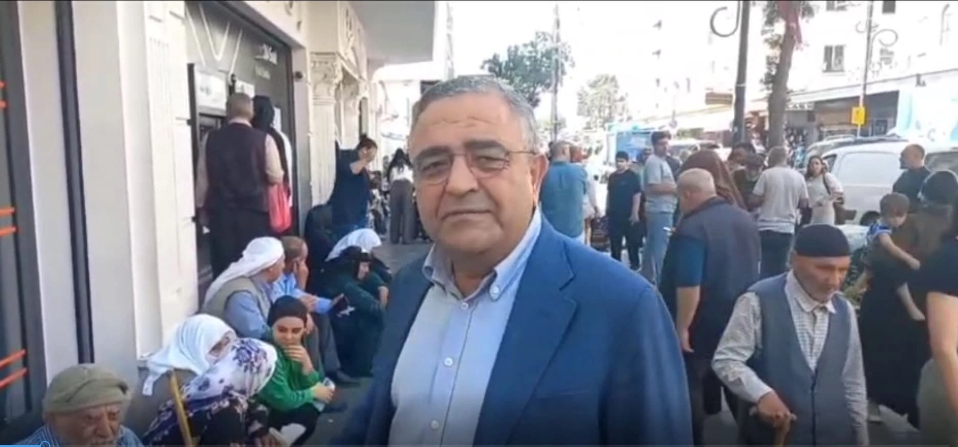 CHP Diyarbakır Milletvekili Sezgin Tanrıkulu, kentteki Halkbank şubeleri önünde oluşan uzun yoksulluk maaşı kuyruklarına dikkat çekti.