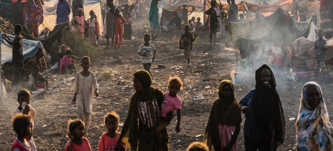 نازحون سودانيون يقيمون في مستوطنات عشوائية في نقطة عبور في مدينة الرنك الحدودية\ موقع الامم المتحدة