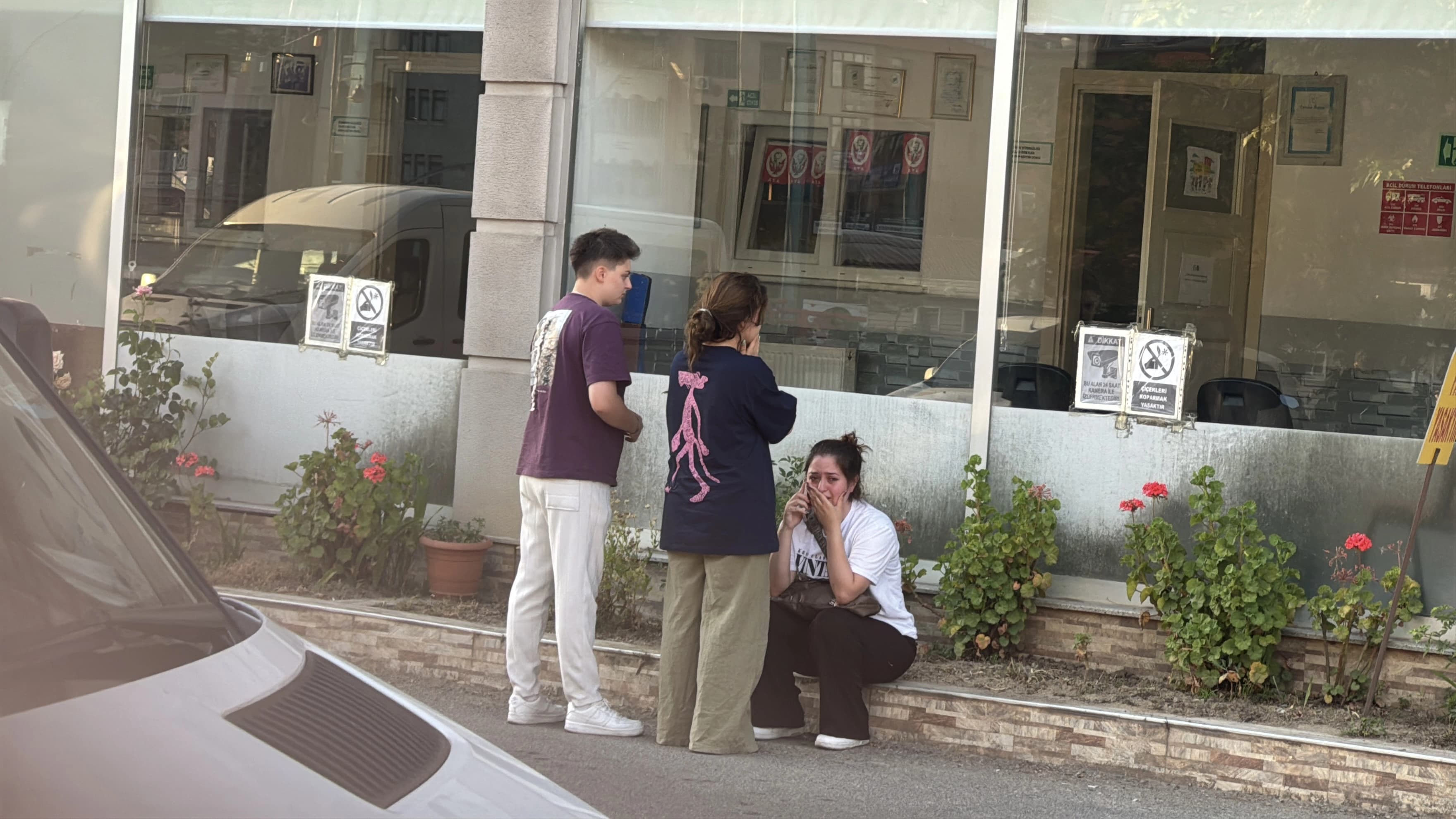 Zonguldak Bülent Ecevit Üniversitesi Tıp Fakültesi 1. sınıf öğrencisi Tuğçe Naz Demirelöz'ün cenazesi otopsi için Zonguldak Atatürk Devlet Hastanesi morguna konuldu. Demirelöz'ün arkadaşlarının gözyaşı döktüğü görüldü. / AA