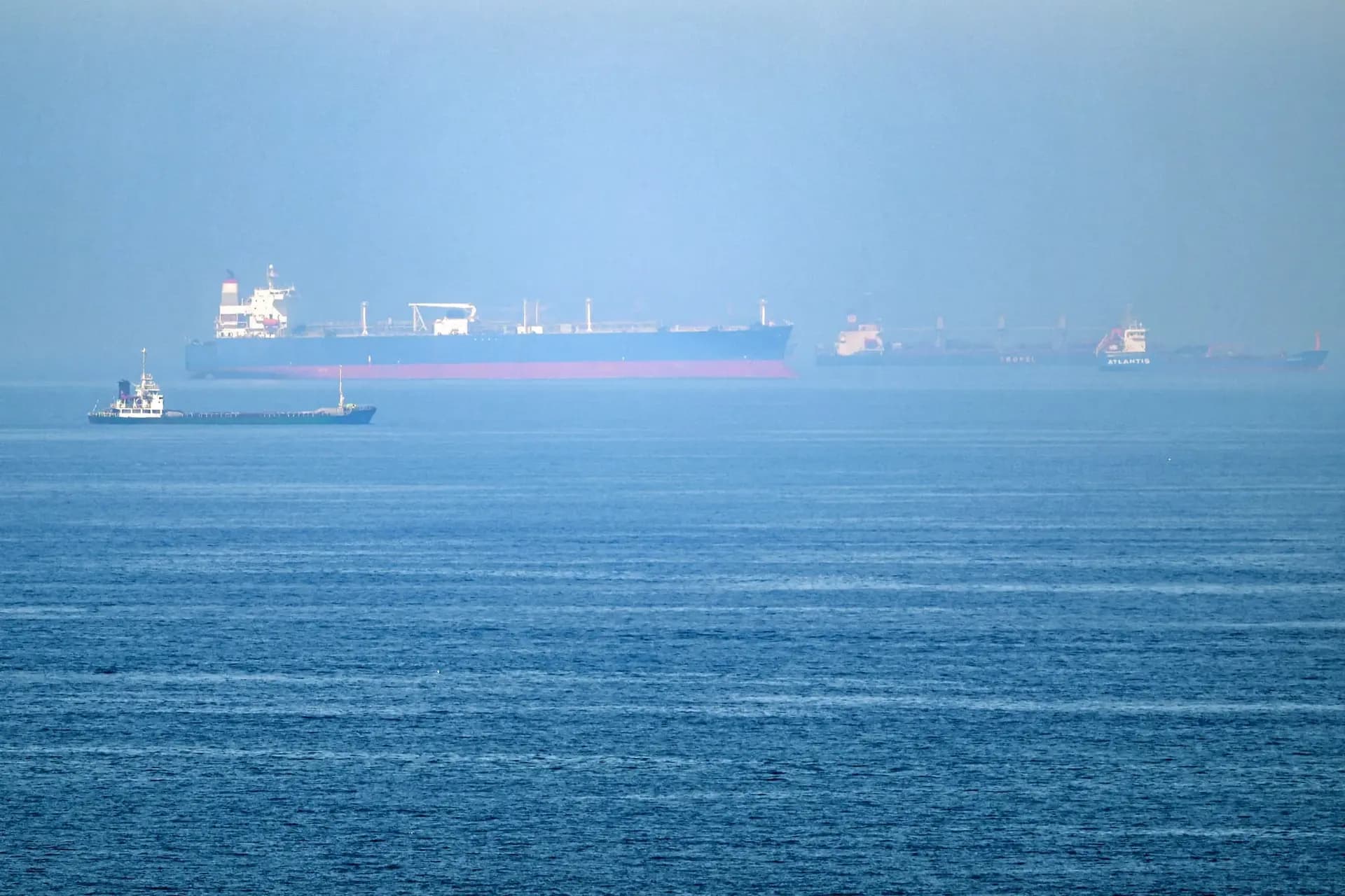 Hürmüz Boğazı'ndan geçen gemiler.  / Foto: AFP