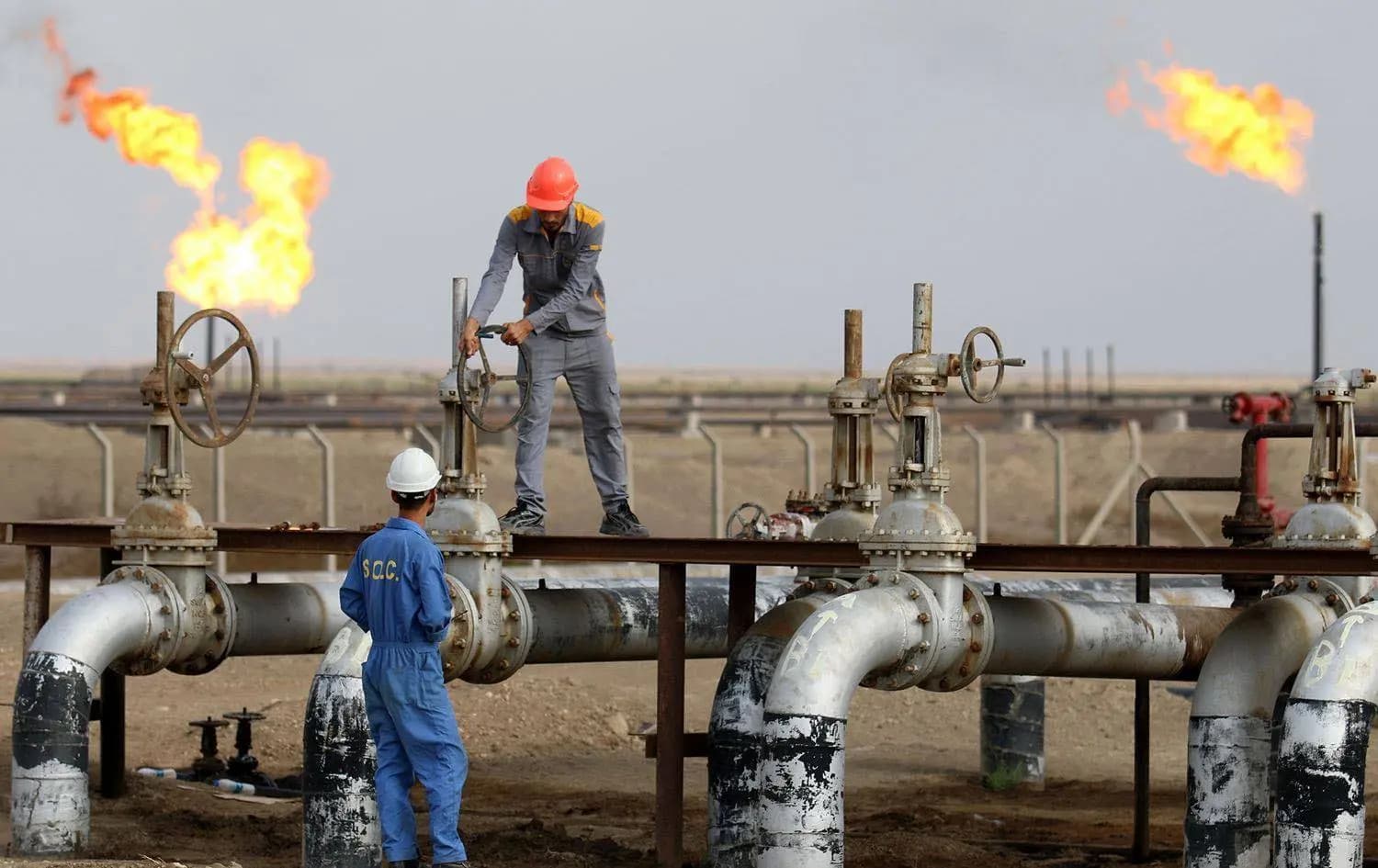 Irak'taki bir petrol sahasında çalışan iki işçi / Fotoğraf: Arşiv