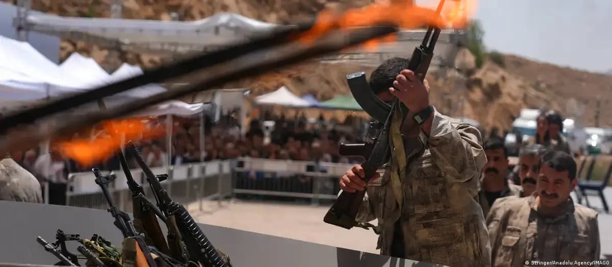 Gerîlayên ku çekên xwe şewitandin / Wêne: Arşîv