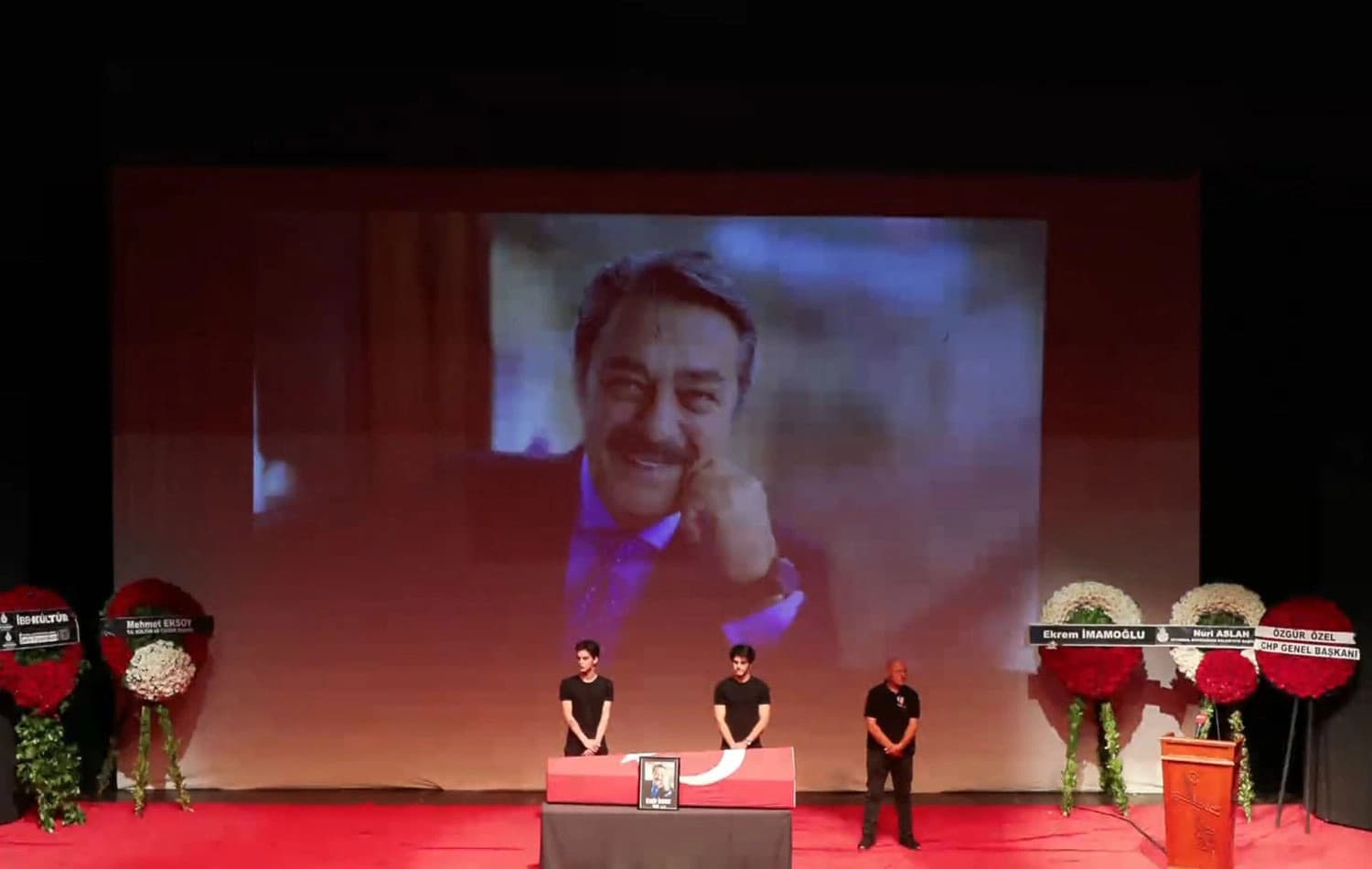 Türkiye sinemasının efsane ismi Kadir İnanır için İstanbul Harbiye Muhsin Ertuğrul Sahnesi’nde veda töreni düzenlendi. / Foto: Video Alıntısı
