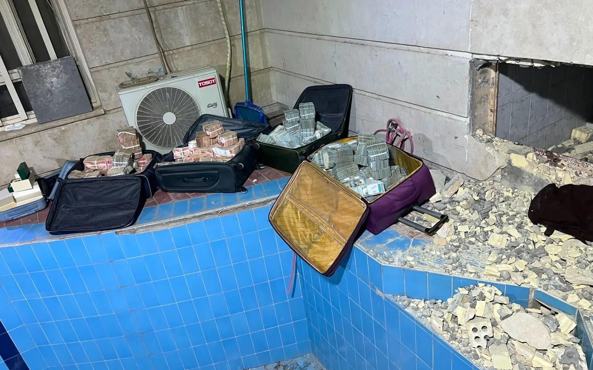 جزء من الأموال التي ضبطت في منزل وكيل وزير النفط لشؤون التوزيع، علي معارج البهادلي