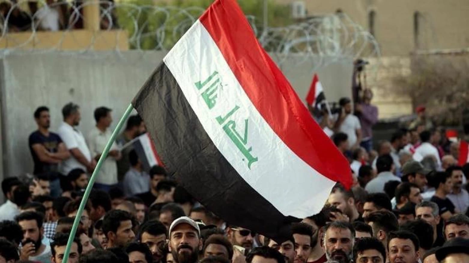 علم العراق وسط المتظاهرين