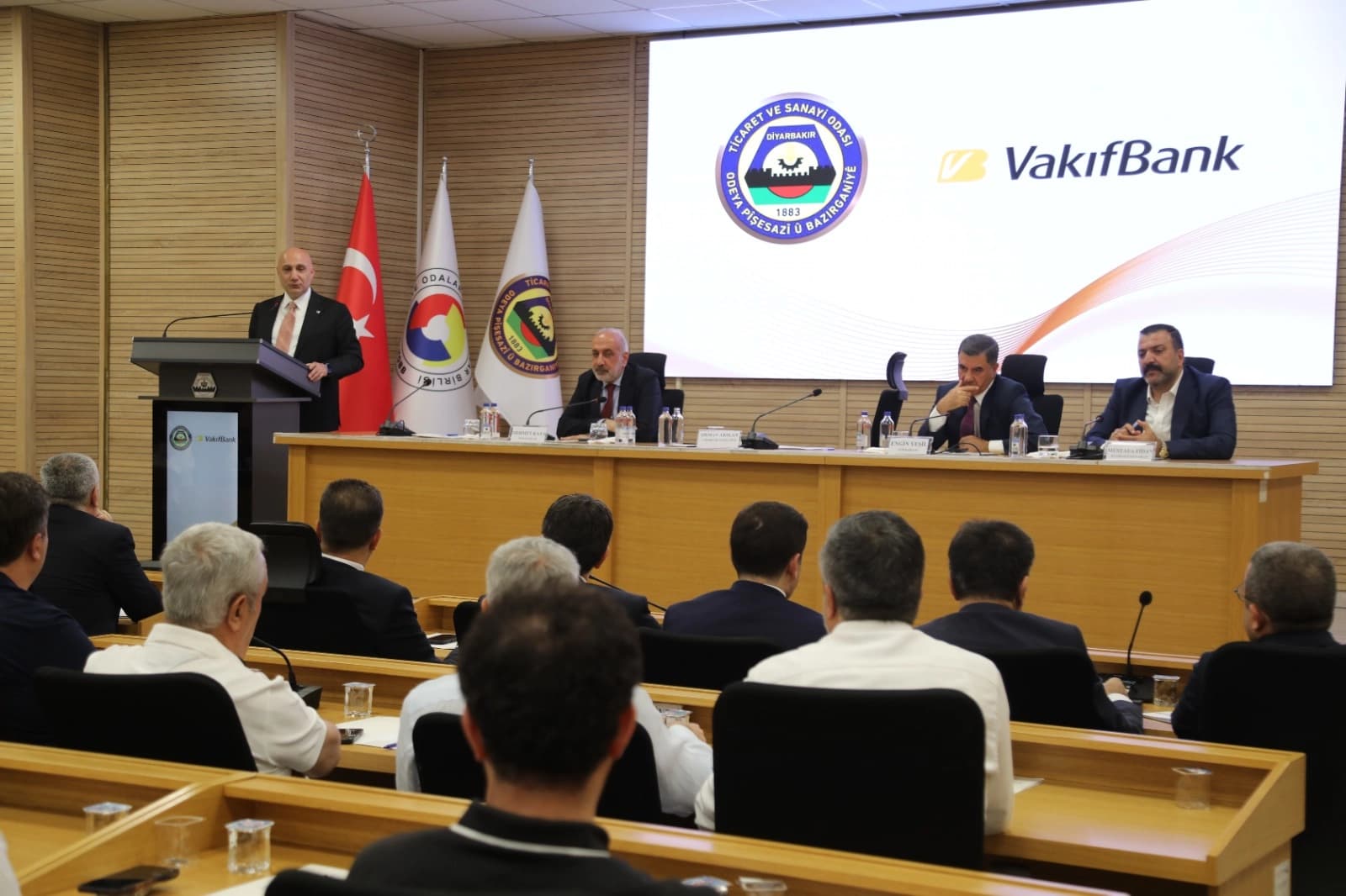 DTSO'nun ev sahipliğinde gerçekleştirilen finansmana erişim zirvesinde, bölge iş dünyasının temsilcileri ile Vakıfbank üst yönetimi bir araya geldi.