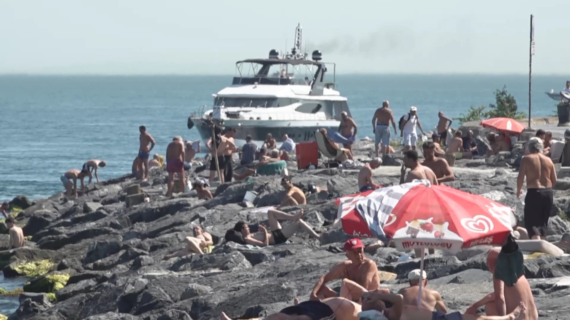 Li Stenbolê tengav bûye plaja belaş: Metirsî û qedexe rê li ber xelkê nagirin