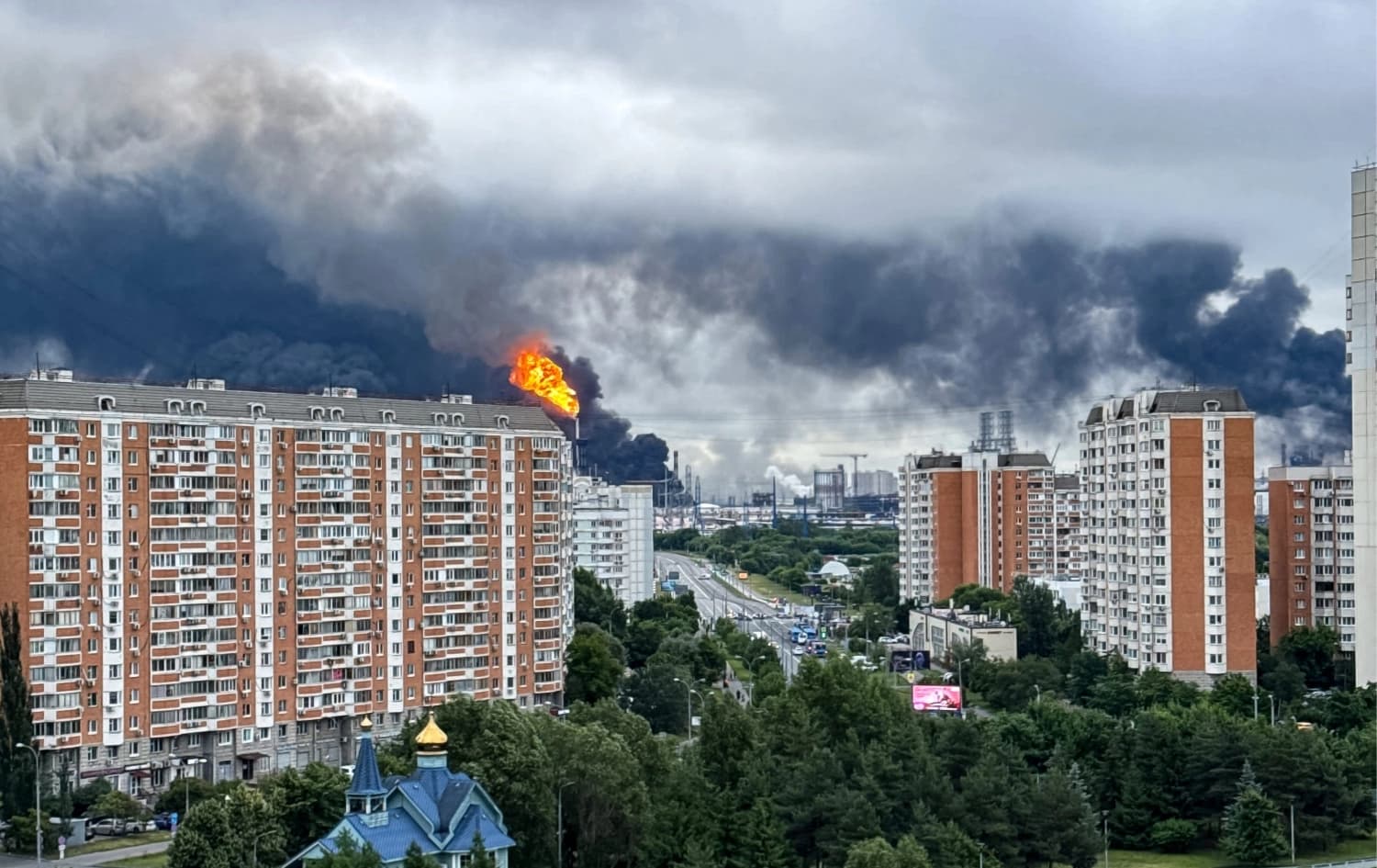 Foto: Rus petrol üreticisi Gazprom Neft'in Moskova'nın güneydoğu dış kesimlerindeki petrol rafinerisi tesislerinden siyah dumanlar yükseliyor, 18 Haziran 2026.")