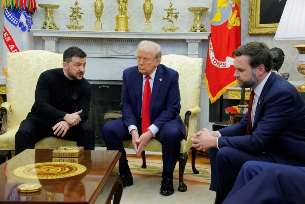 Ukrayna Devlet Başkanı Volodimir Zelenskiy  (solda) ve ABD Başkanı Donald Trump
