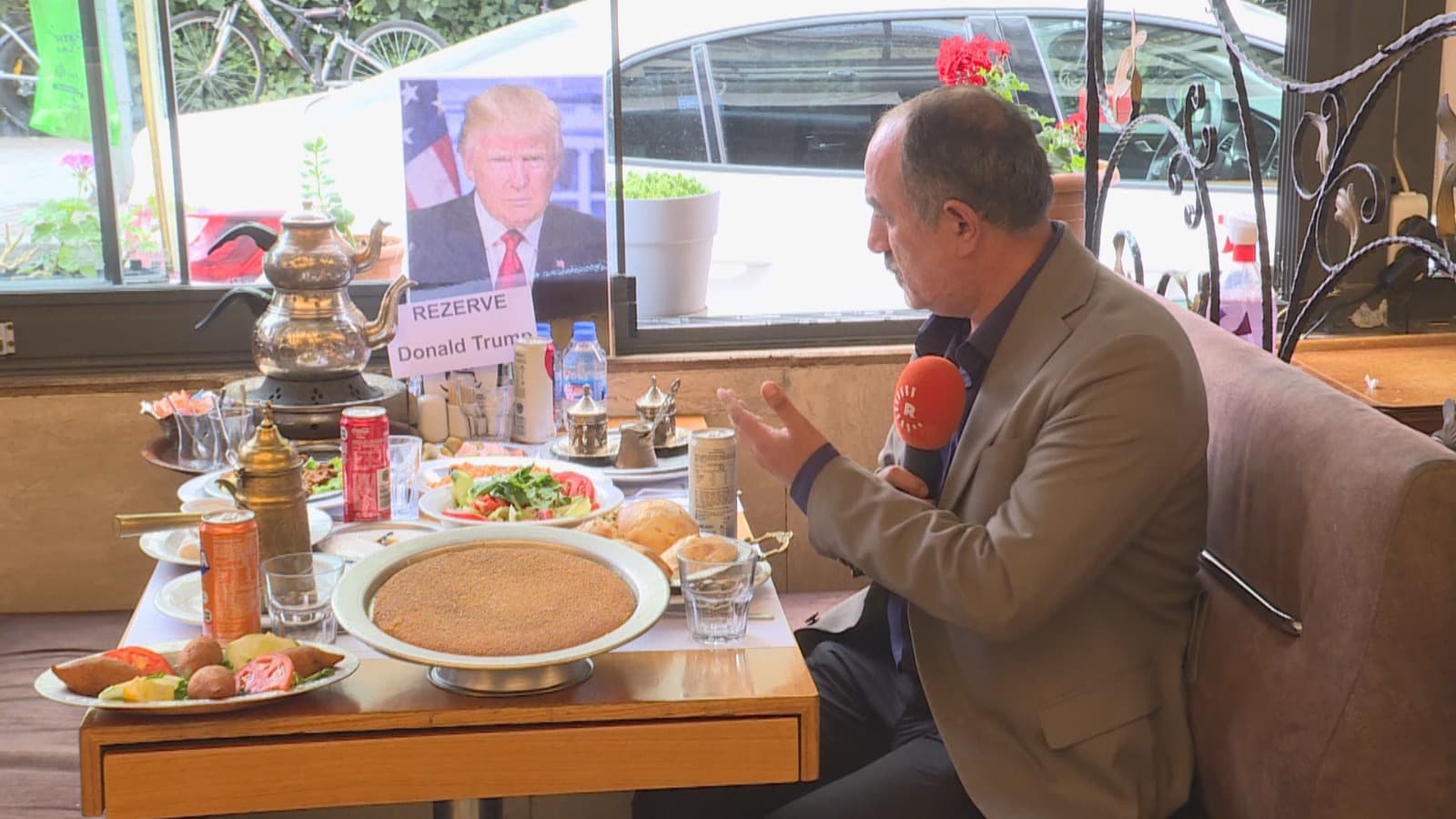 Ankara'da bir restoranda Trump için özel bir masa hazırlandı.