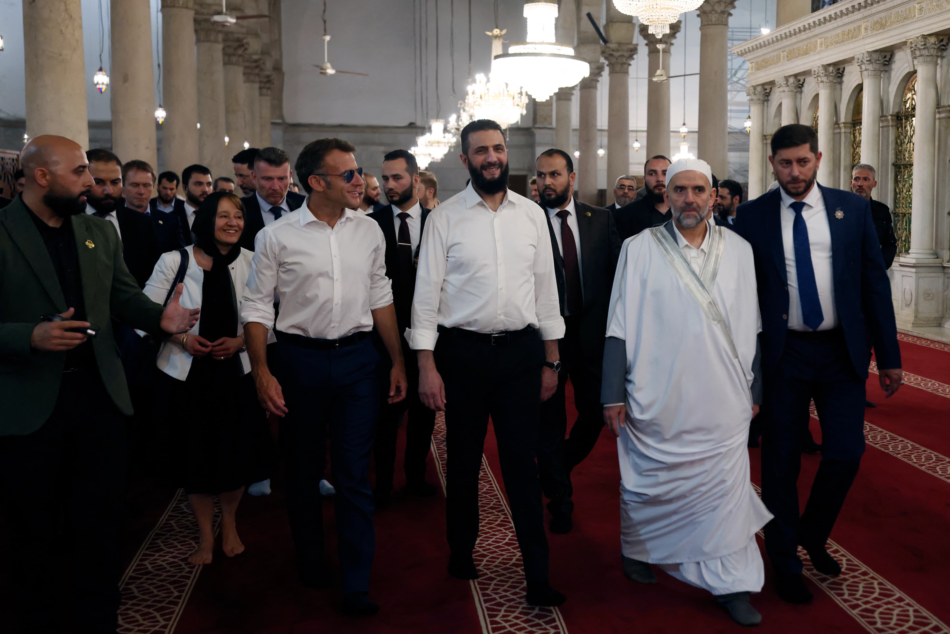 giden Fransa Cumhurbaşkanı Emmanuel Macron (solda), Suriye Cumhurbaşkanı Ahmed Şara ile birlikte tarihi Emevi Camisi ve eski Şam bölgesini ziyaret etti. / Foto: AFP