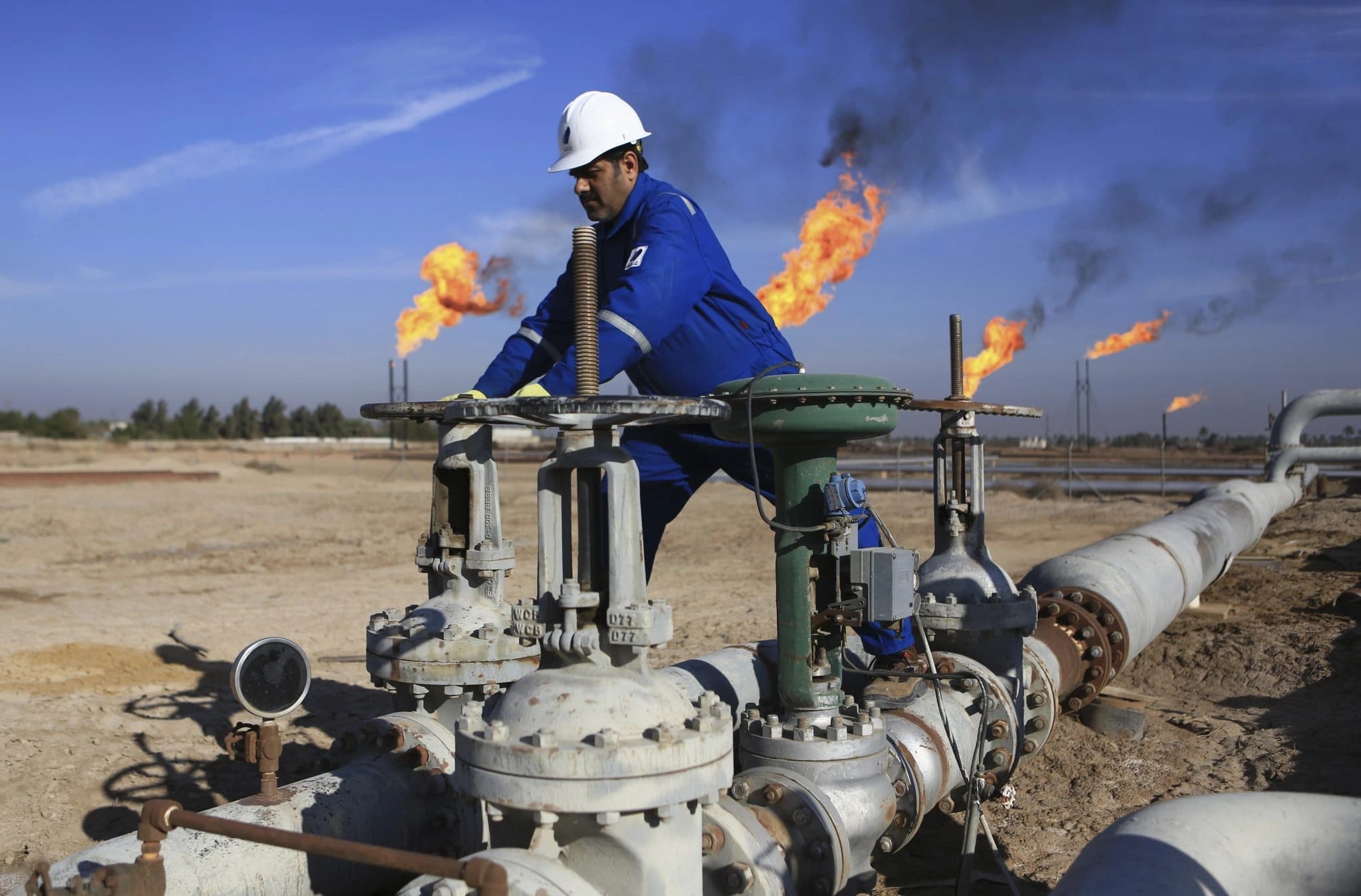 Qadeke hilberîna petrolê û karkerek (Besre) / Wêne: AP