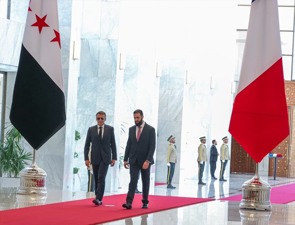 Fransa Cumhurbaşkanı Emmanuel Macron, Suriye Cumhurbaşkanı Ahmed Şara ile bir arada. / Foto: AA