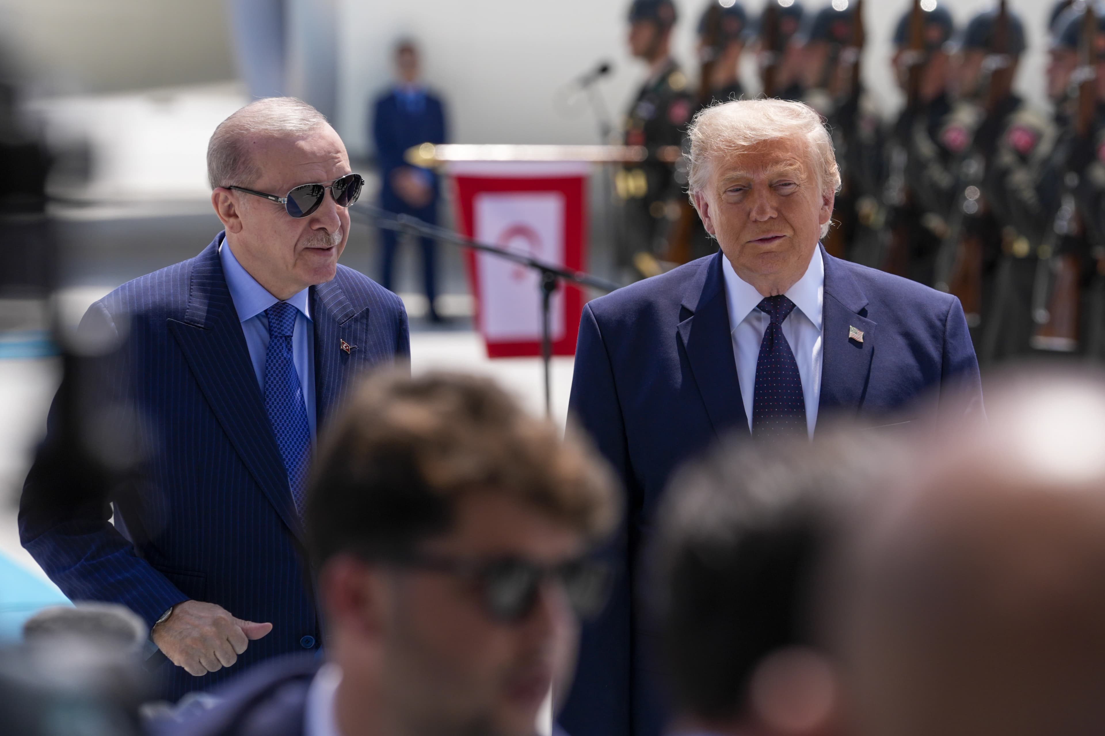 Türkiye Cumhurbaşkanı Erdoğan, uçaktan inişinde resmi törenle karşıladığı ABD Başkanı Trump ile. / AA