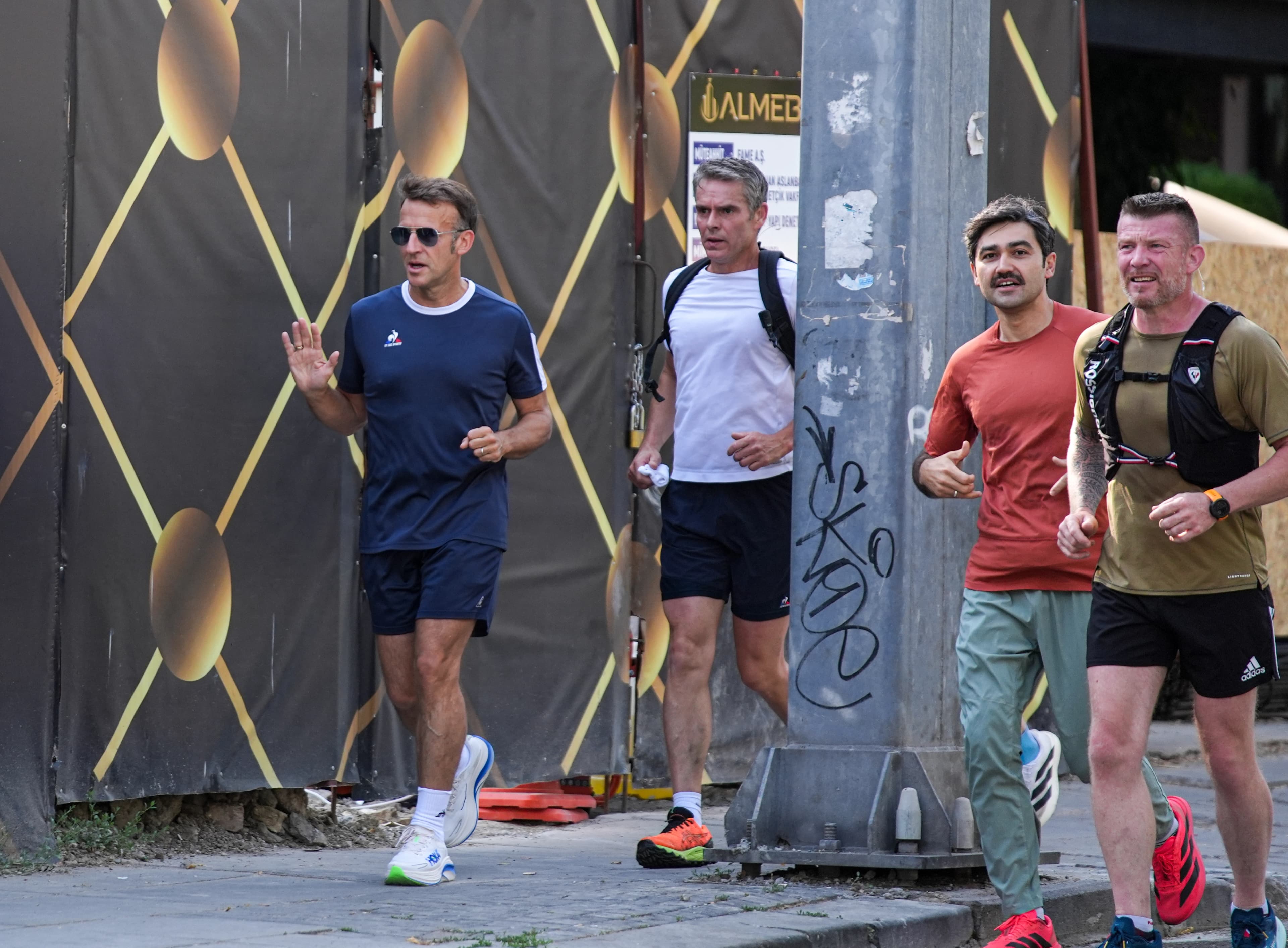 Fransa Cumhurbaşkanı Emmanuel Macron, 36.⁠ NATO Devlet ve Hükümet Başkanları Zirvesi için bulunduğu Ankara'da sabah koşusu yaptı. / AA