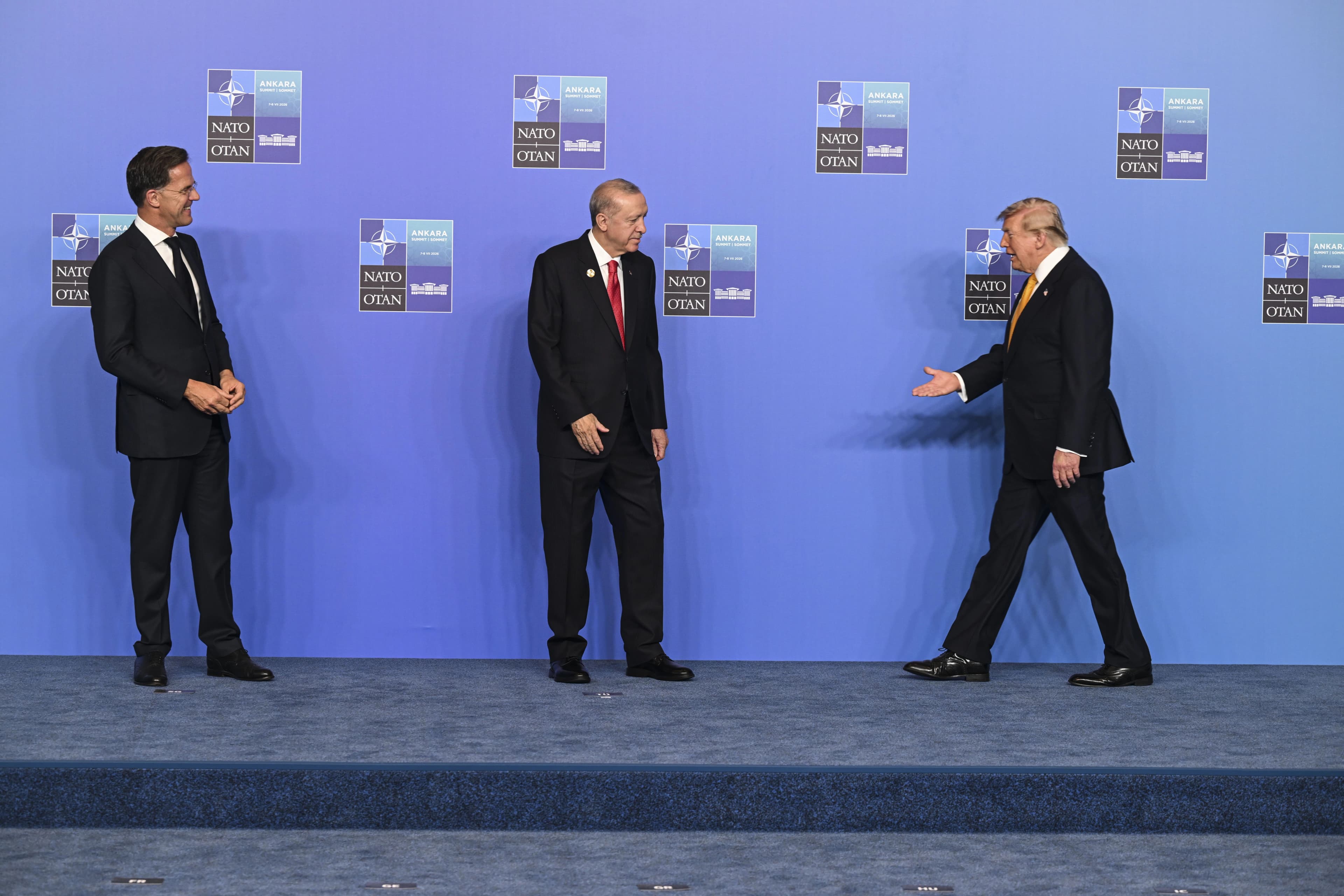 Türkiye Cumhurbaşkanı Erdoğan (ortada) ve NATO Genel Sekreteri Rutte Mark Rutte (solda), ⁠NATO Zirvesi kapsamında ABD Başkanı Trump'ı (sağda) karşıladı. / AA