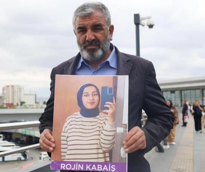 Kızının fotoğrafını taşıyan Nizamettin Kabaiş. / Arşiv