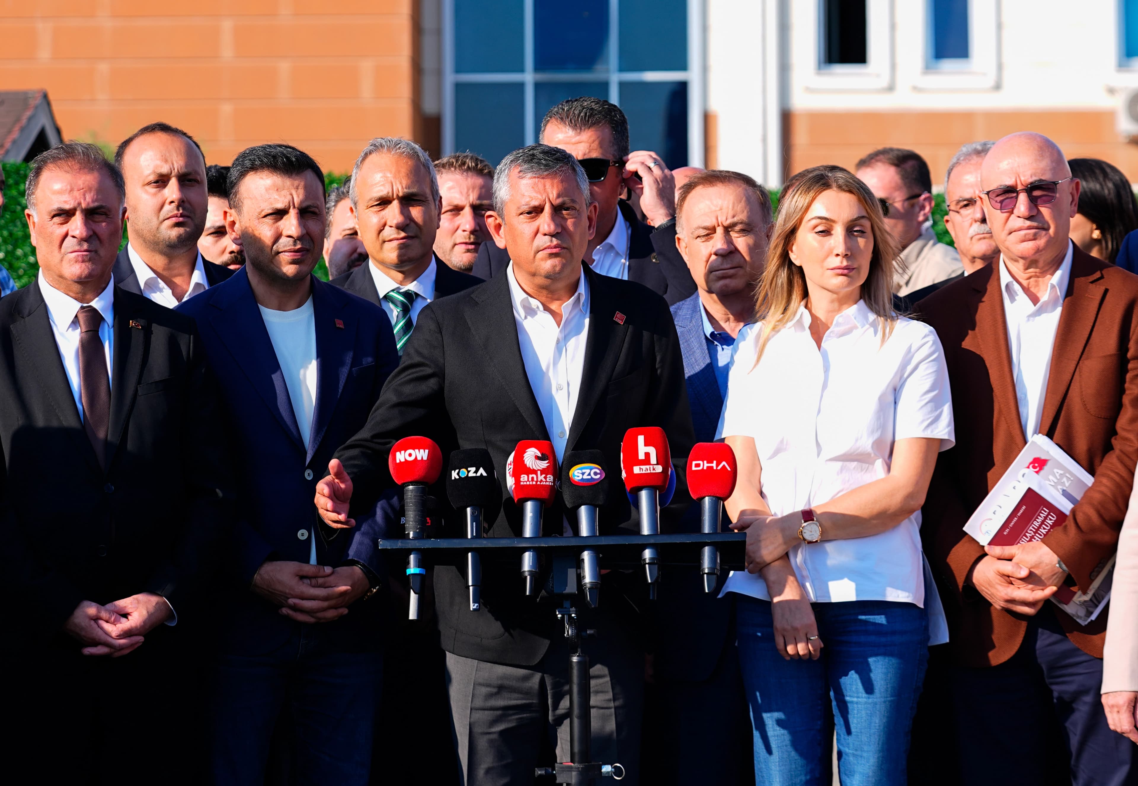 CHP Grup Başkanı Özgür Özel (ortada), dün Silivri'de gazetecilere açıklamalarda bulundu. / AA