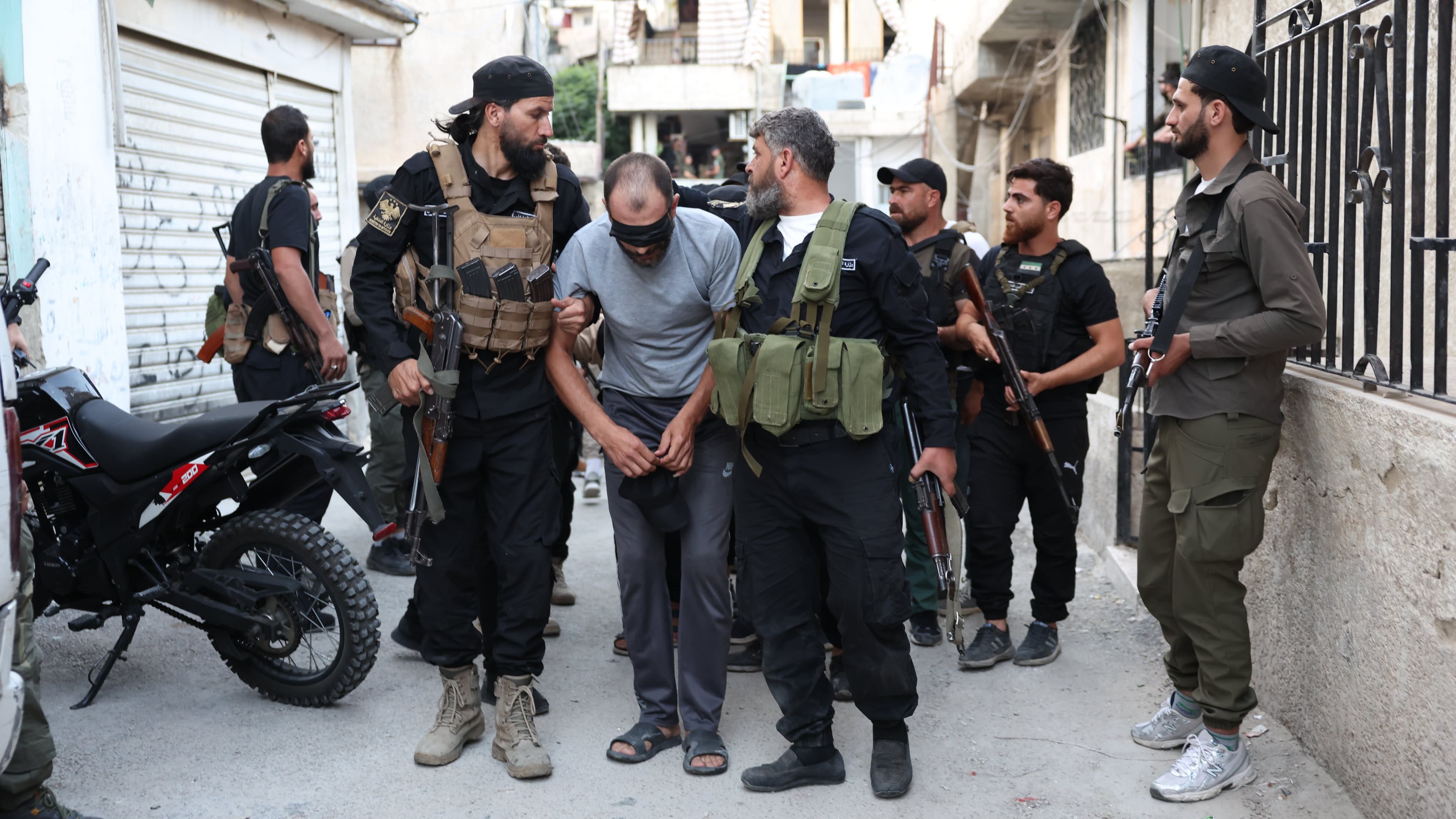 A photo of the Syrian interior ministry forces arresting one of the suspects of the attack targeting the security cordon protecting French President Emmanuel Macron during his visit to the capital Damascus, on June 9, 2026. Photo: Syrian Interior Ministry