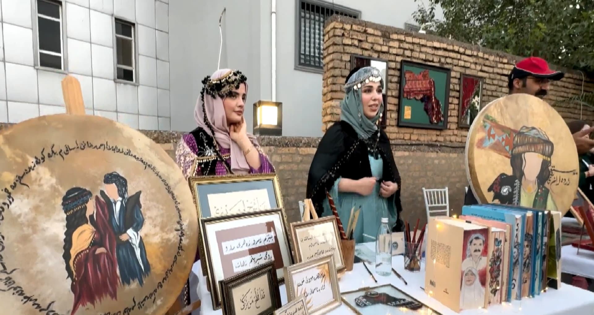 سوق فوق الأسطح.. 17 شاباً من أجزاء كوردستان الأربعة يعرضون أعمالهم اليدوية في أربيل