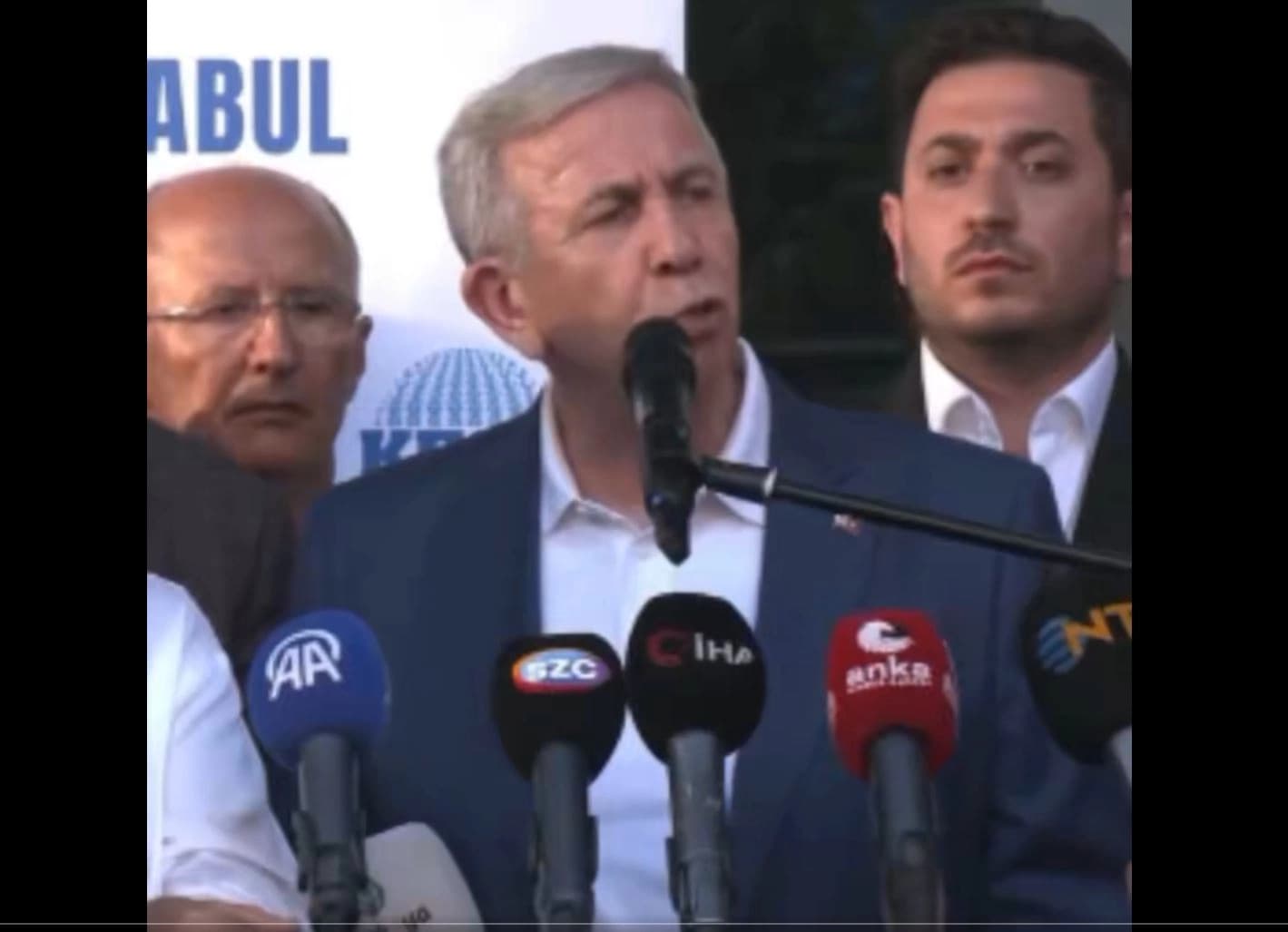 Ankara Büyükşehir Belediye Başkanı Mansur Yavaş, Çankaya Belediyesi önünde konuştu.