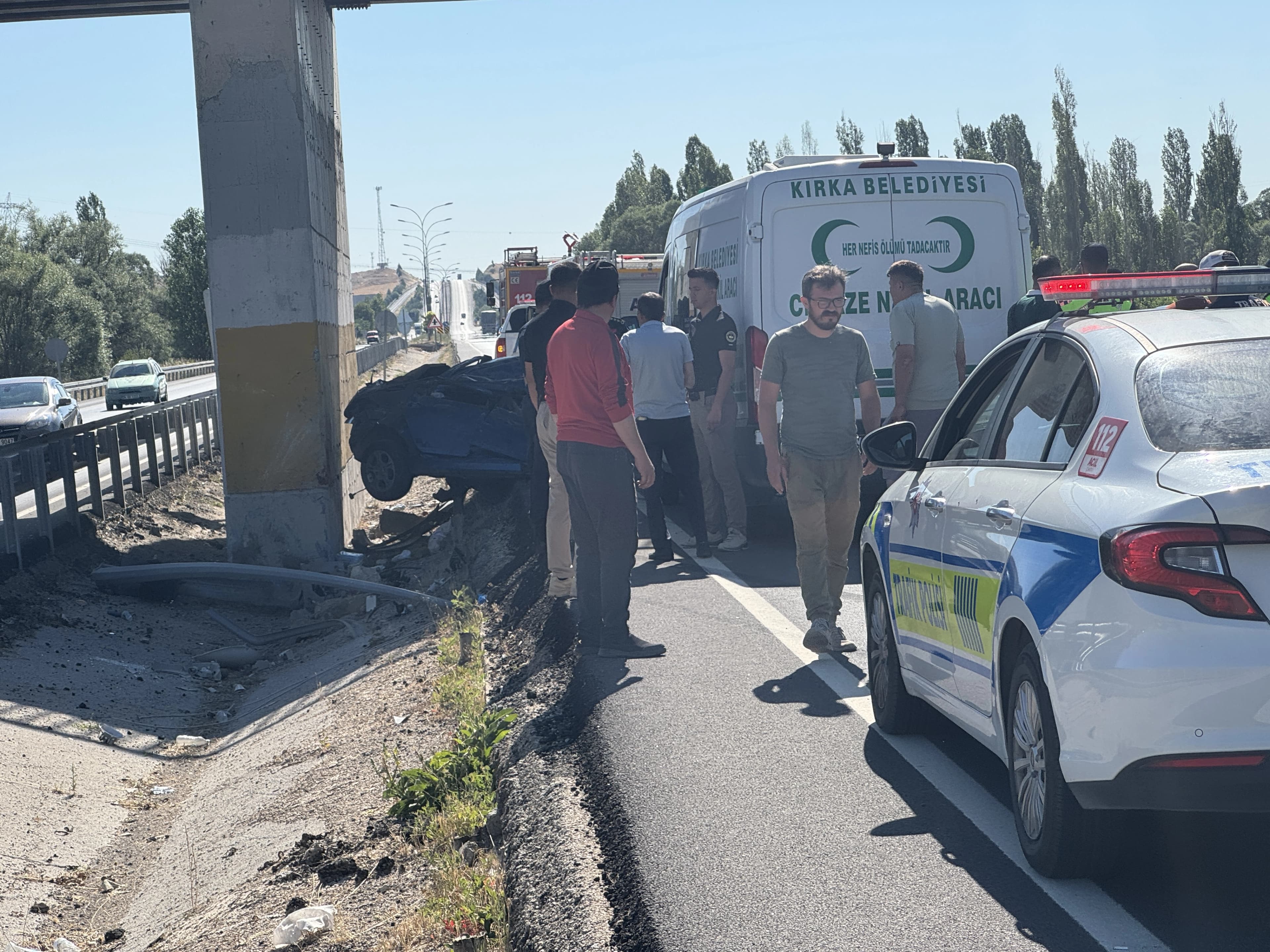 Afyonkarahisar'ın Sinanpaşa ilçesinde bariyerlere çarpan otomobildeki çift ile 8 aylık bebekleri hayatını kaybetti. / Foto: AA