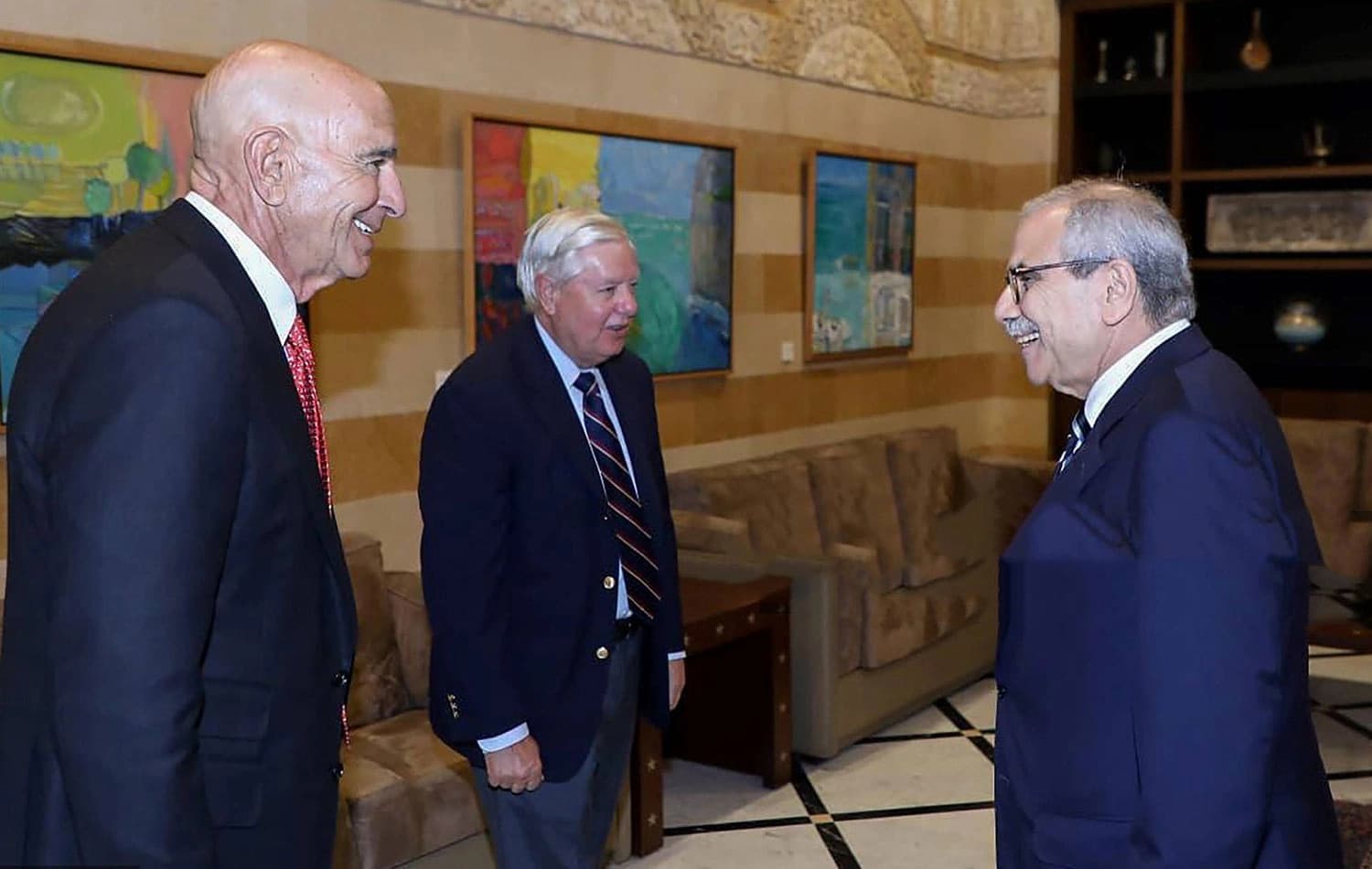 Fotoğrafta Tom Barrack (solda) ve Lindsey Graham (ortada), 26 Ağustos 2025 tarihinde Beyrut'ta Lübnan Başbakanı Nevaf Selam tarafından karşılanırken görülüyor. / Fotoğraf: Lübnan Hükümeti Basın Ofisi / AFP