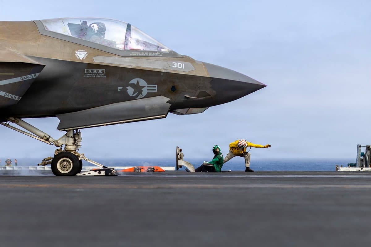 مقاتلة أثناء إقلاعها من حاملة طائرات-Centcom