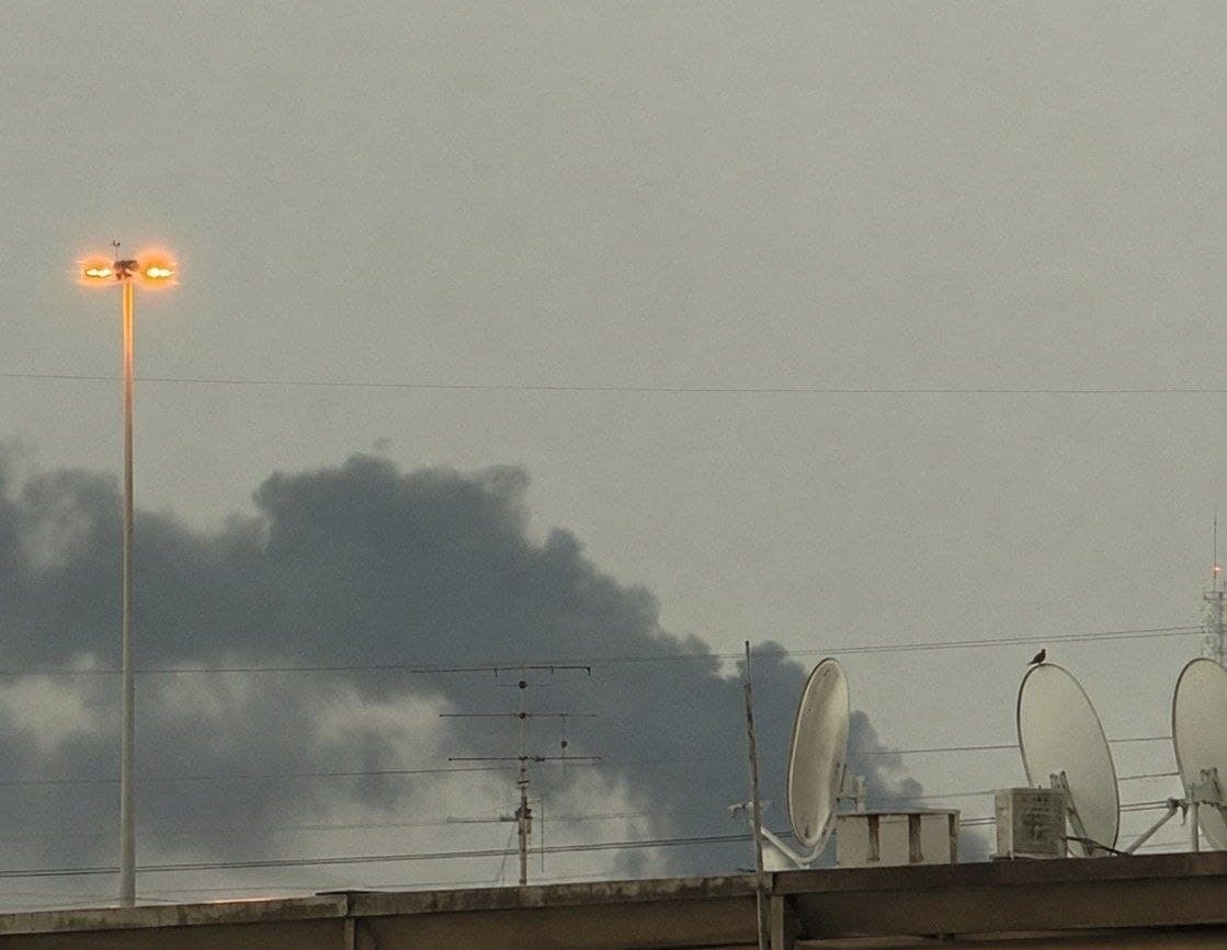 صورة نشرتها وكالة فارس الإيرانية قالت إنها لتصاعد الدخان من القاعدة الأميركية في البحرين