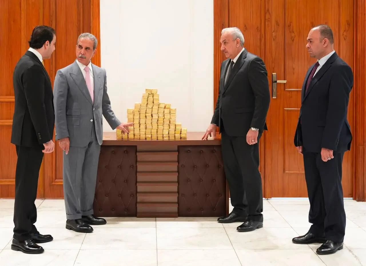 Irak Yüksek Yargı Konseyi yetkilileri ele geçirilen altınlarla birlikte
