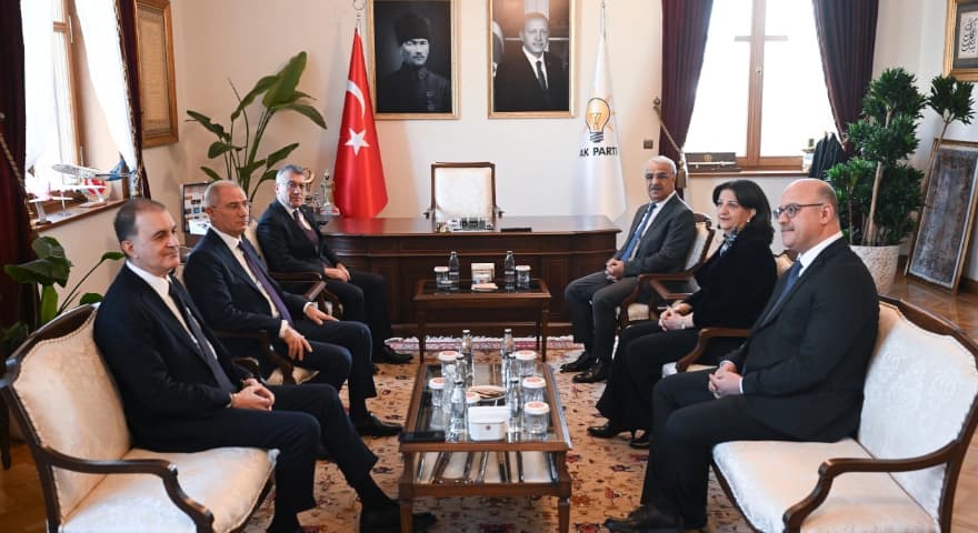 DEM Parti Van Milletvekili Pervin Buldan, DEM Parti Şanlıurfa Milletvekili Mithat Sancar ve avukat Faik Özgür Erol'dan oluşan DEM Parti heyeti (sağda), AK Parti Meclis Grup Başkanlığını ziyaret ederken. / Foto: Arşiv