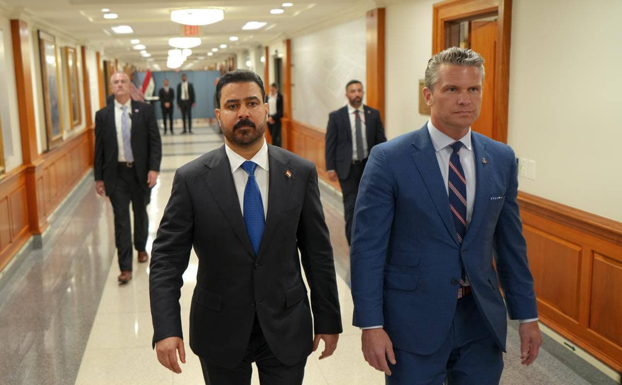 ABD Savunma Bakanı Pete Hegseth (sağda), Irak Başbakanı Ali ez-Zeydi ile bakanlıkta (Pentagon) bir araya geldi.