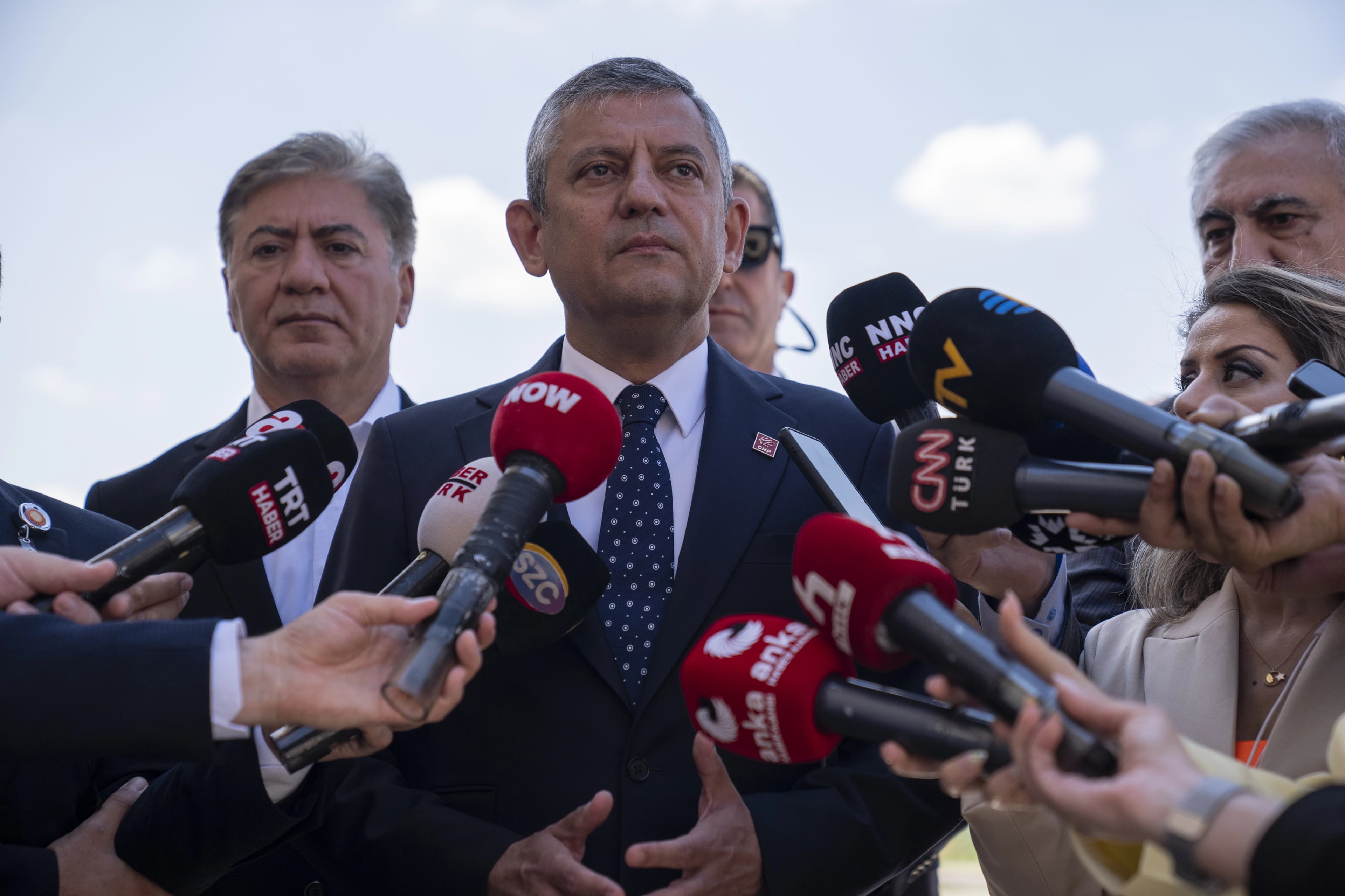 CHP Grup Başkanı Özgür Özel, Meclis'te, gazetecilerin sorularını yanıtladı. / Foto: AA