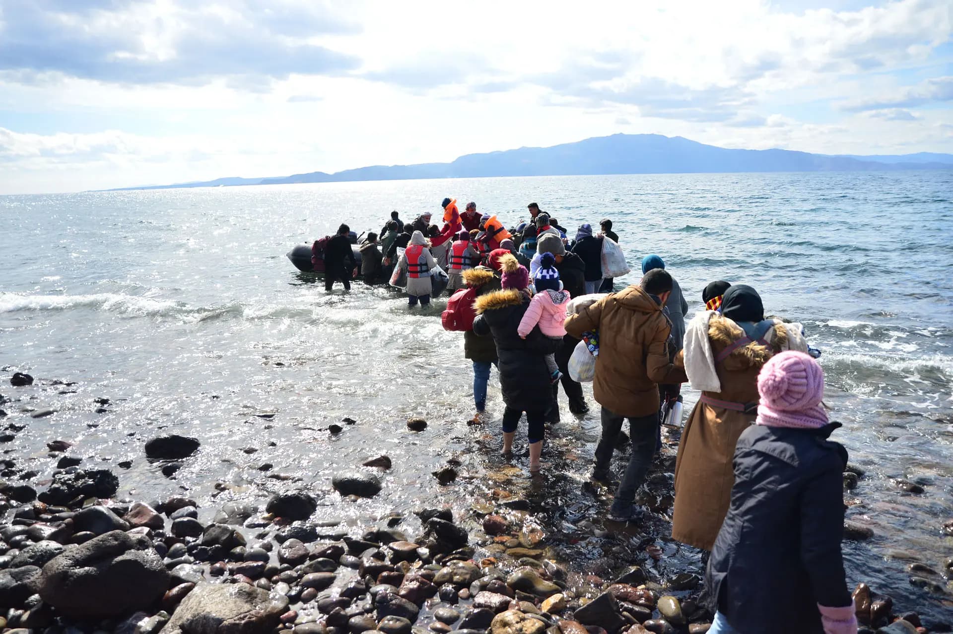 Hinek koçberên ku li belemê siwar dibin / Wêne: AA-Arşîv