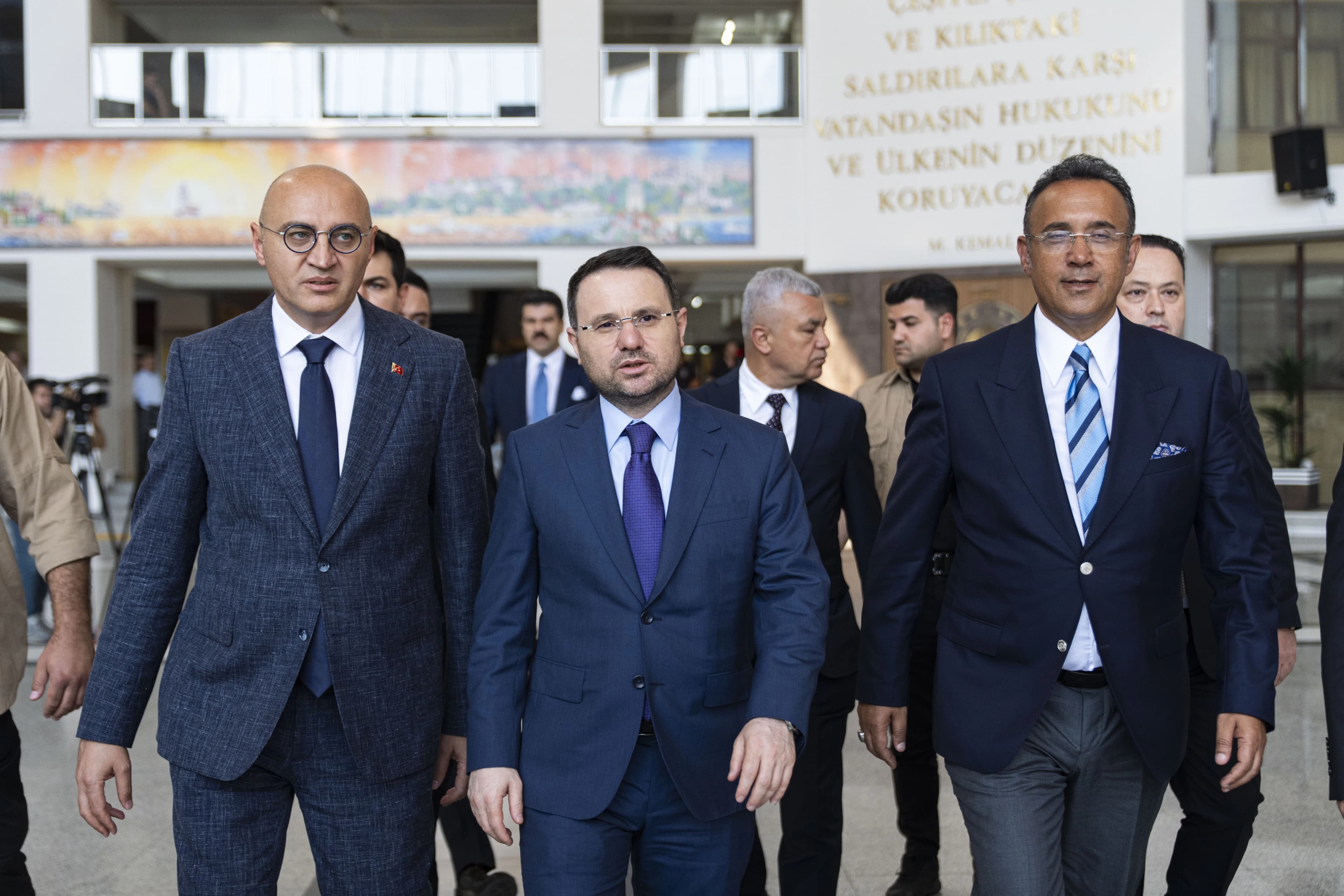 Türkiye Adalet Bakanı Akın Gürlek (ortada). / AA