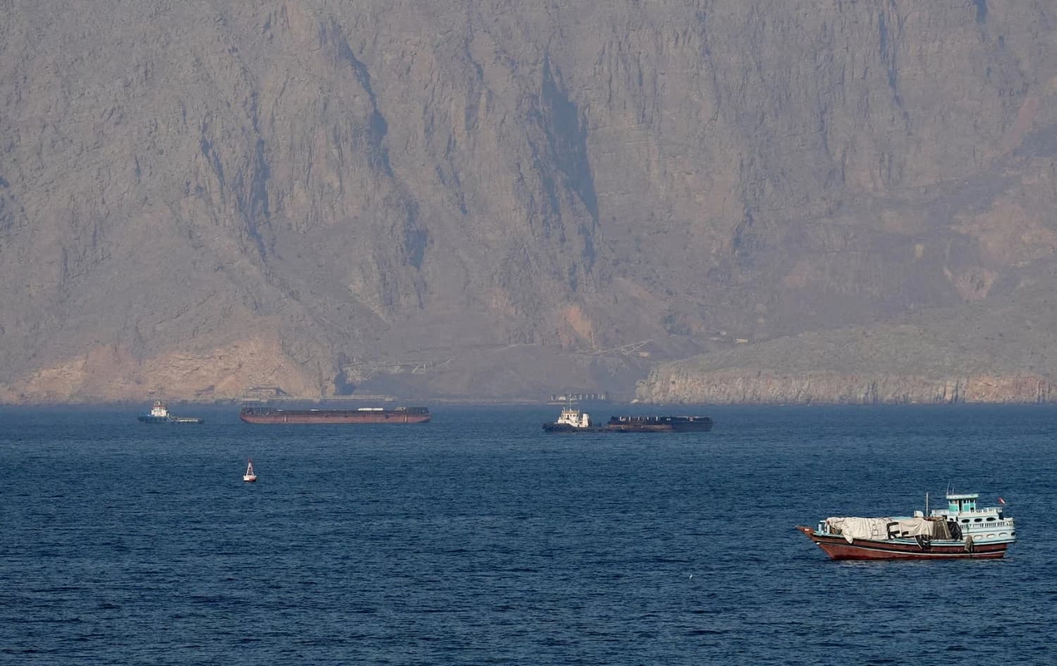 چەند کەشتییەک لە تەنگەی هورمز. وێنە: Reuters