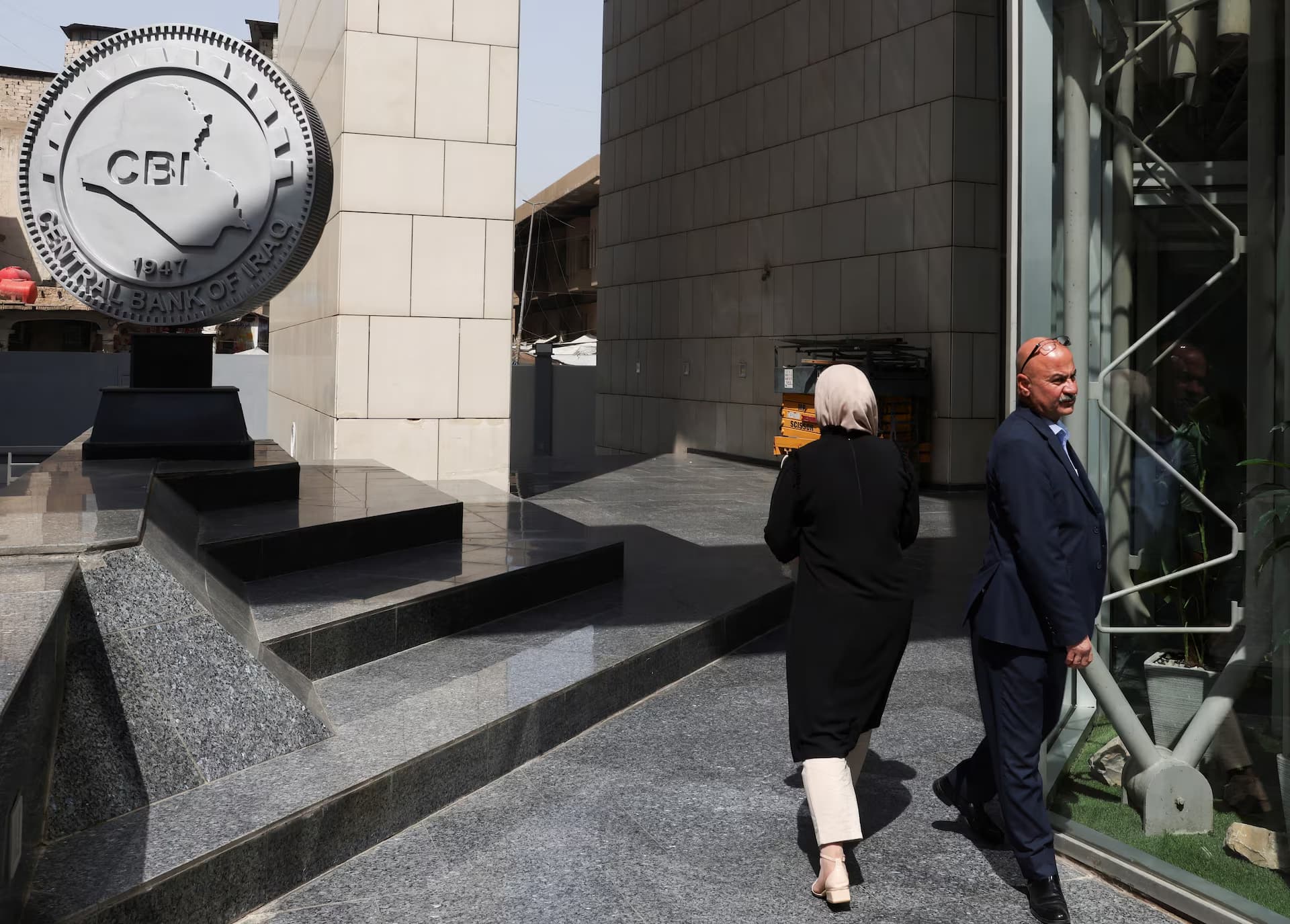 بەردەم باڵەخانەی بانکی ناوەندیی عێراق. وێنە: Reuters