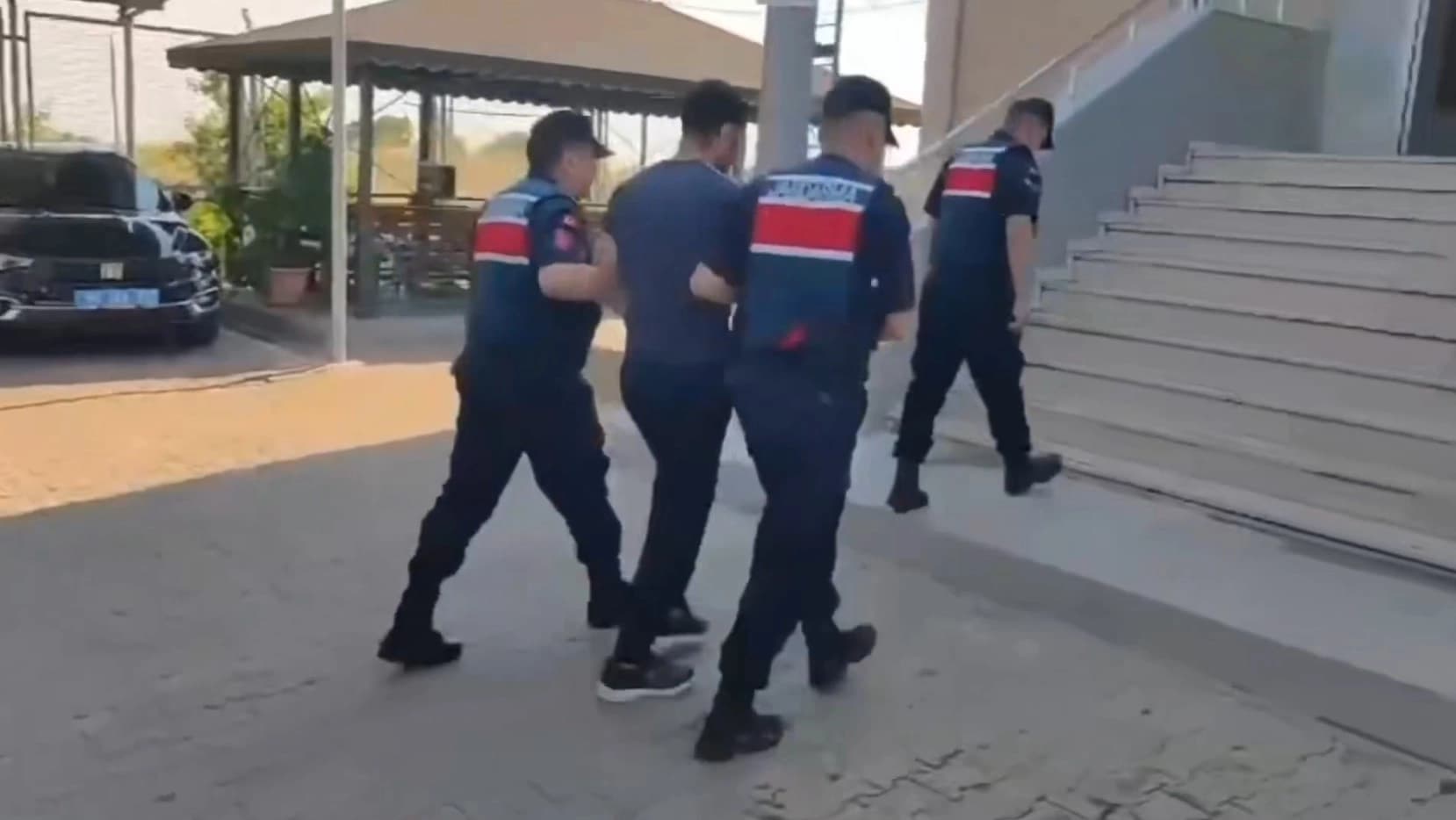 Kesekî ku operasyona DAIŞê de hatiye desteserkirin / Wêne: Ji vîdeoyê