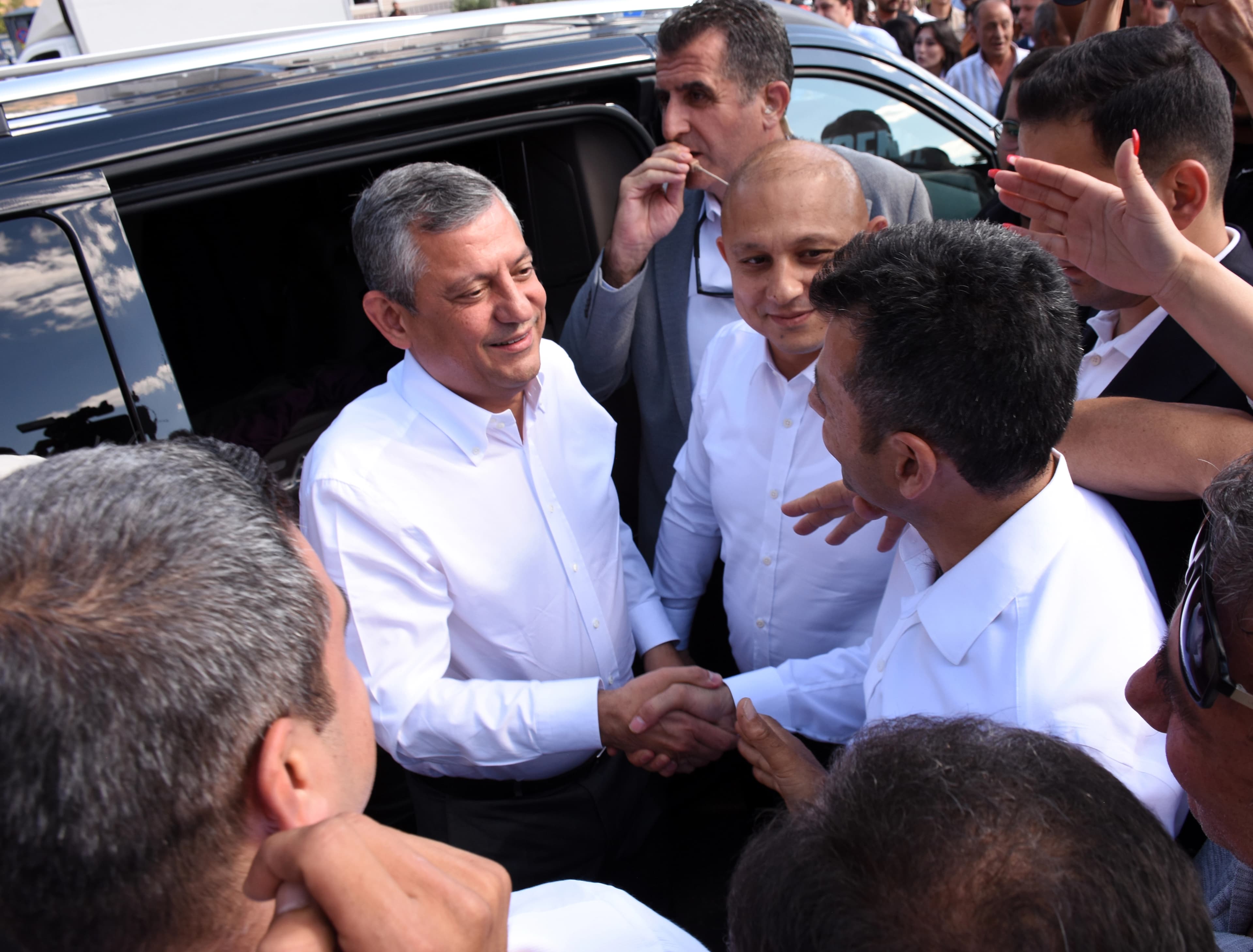 CHP Grup Başkanı Özgür Özel, Kırıkkale'de vatandaşlarla buluştu. / AA